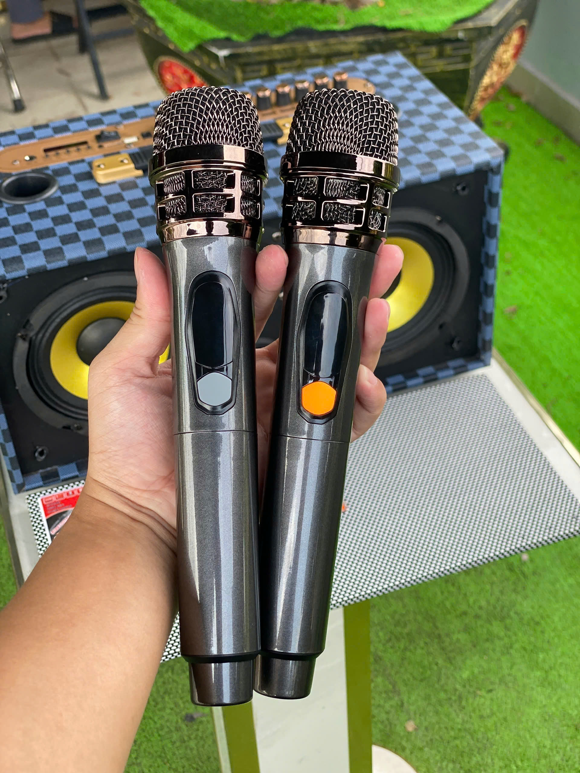 Loa xách tay karaoke nghe nhạc du lịch B62 Pro Bass đôi 16 công suất 300w kèm 2 micro không dây cao cấp giá rẻ hàng nhập khẩu