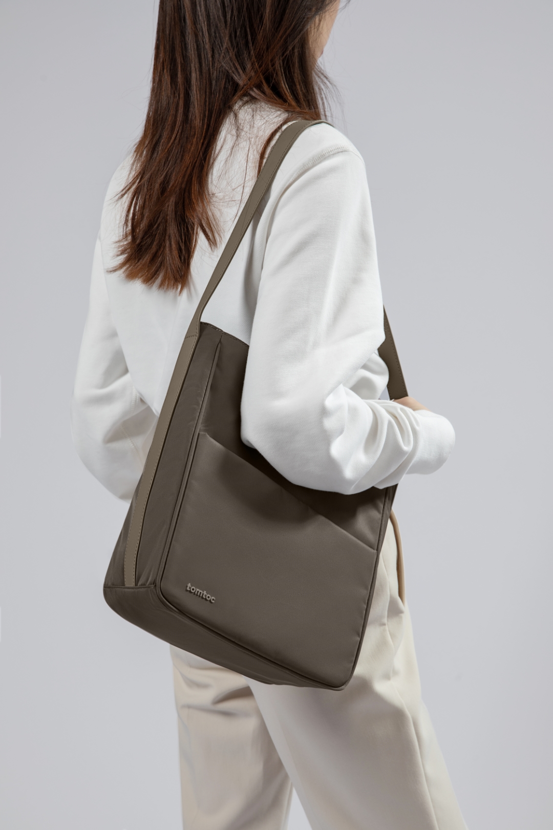 TÚI ĐEO KIÊM BALO TOMTOC SLASH SLING BAG TAUPE ULTRABOOK 11 INCH sự lựa chọn hoàn hảo