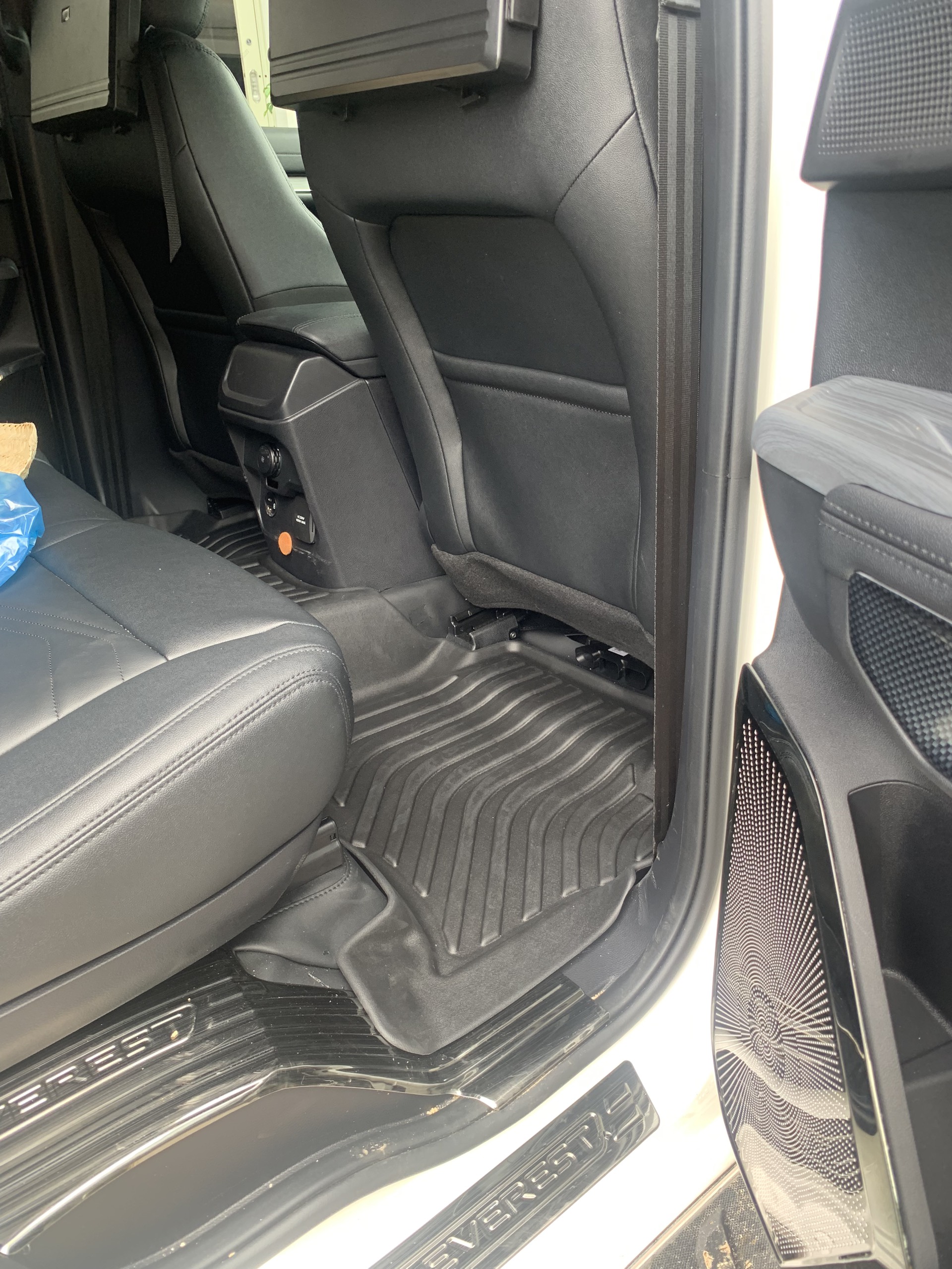 Thảm lót sàn xe ô tô Ford Everest 2023 Nhãn hiệu Macsim chất liệu nhựa TPE cao cấp màu đen
