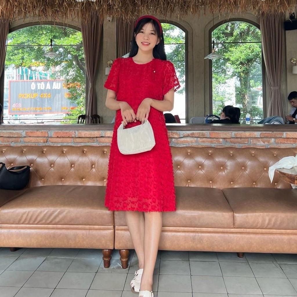 Đầm bầu tơ thêu nổi phom suông cách điệu đính nơ xinh xắn đi chơi, dự tiệc - Đỏ