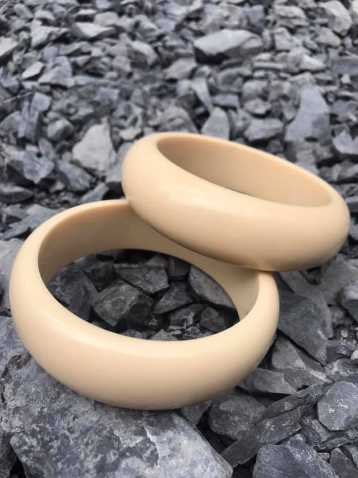 VÒNG TO LẮM TAY NAM GIẢ NGÀ HAY GỌI LÀ XƯƠNG MỸ NGHỆ BẢN TRƠN DẦY VÒNG NI 72mm x CAO 22mm x DẦY 11mm DÀNH CHO CÁC ANH NAM TAY LỚN 90kg-100kg ĐEO ĐẸP Ạ