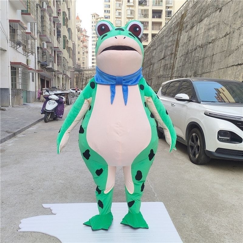 Mascot hoá trang Ếch mẹ đi bán ếch con