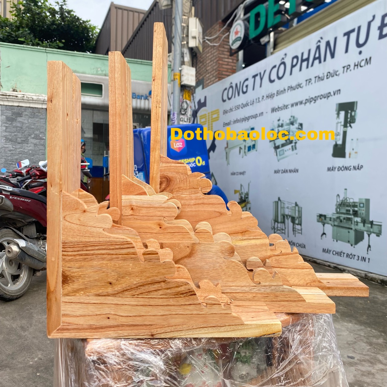 Bộ chân kệ treo bàn thờ gỗ xoan, eke gỗ, giá đỡ chữ L màu đỏ trơn ( 3 cỡ dài: 30cm, 35cm, 40cm )