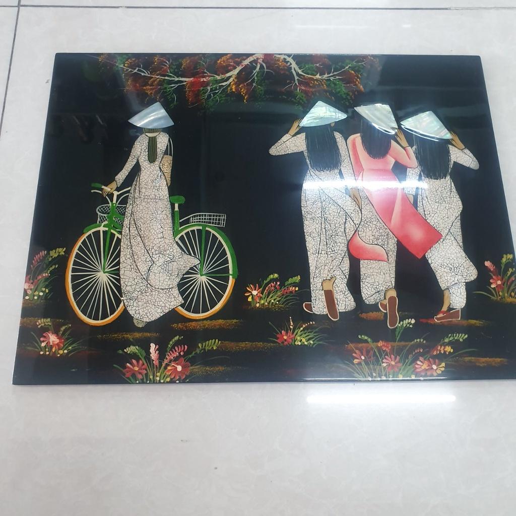 Tranh sơn mài cô gái áo dài Việt Nam cẩn trứng chìm cao cấp Thanh Bình Lê size 30x40 cm