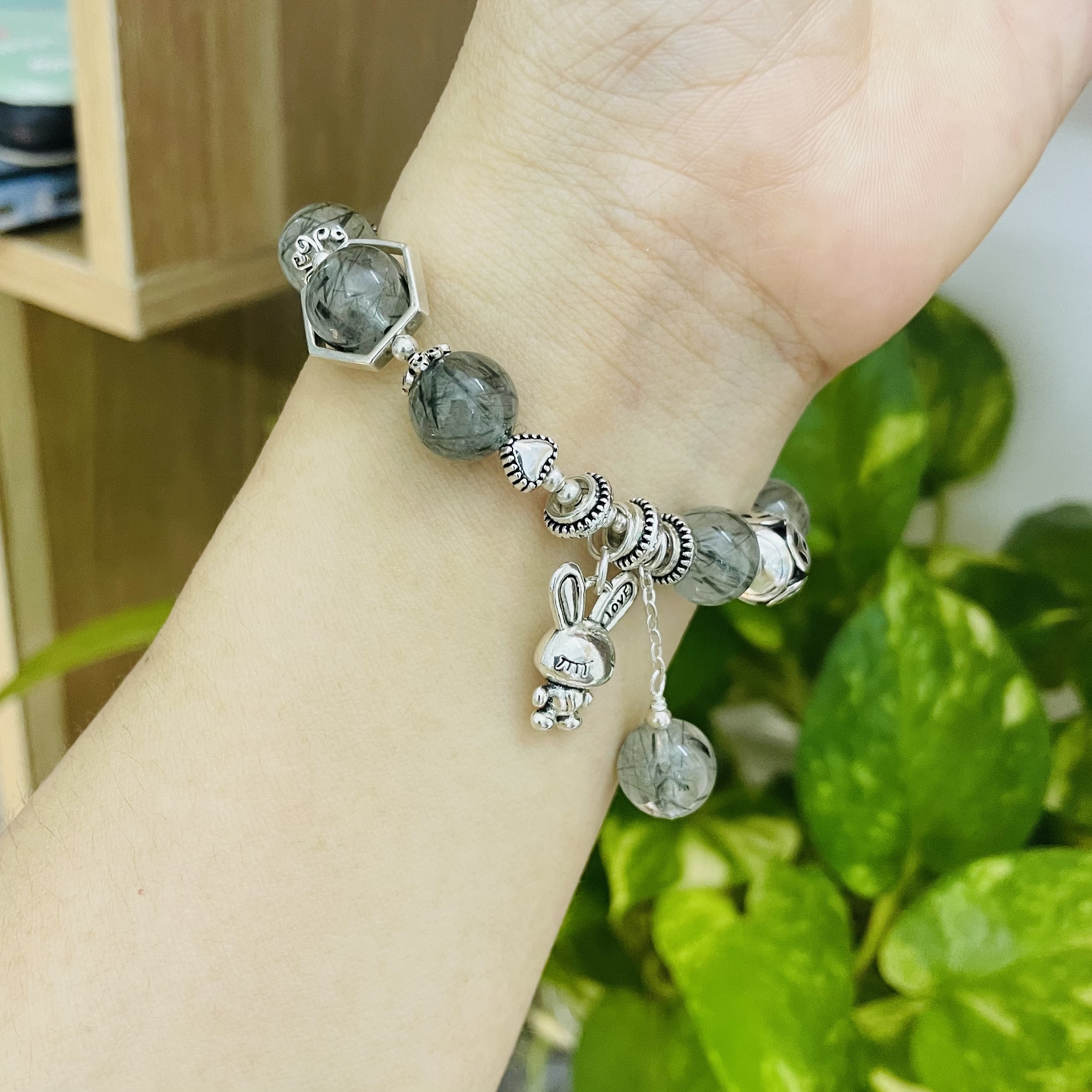 Vòng tay đá thạch anh tóc xanh phối charm bạc