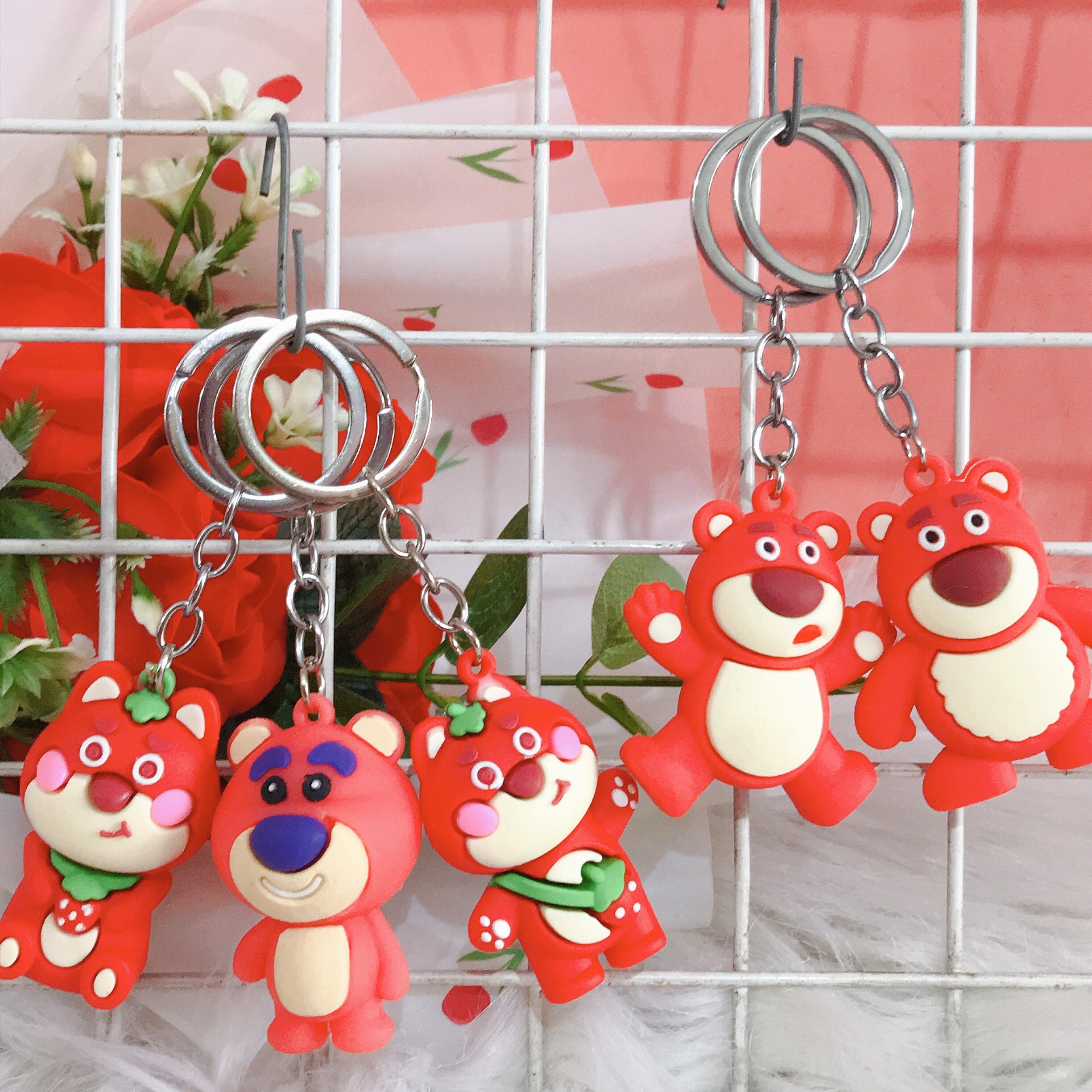 Móc Khoá Gấu Dâu Hồng Lotso Silicon Siu Đáng Yêu - Gấu Lotso Huggin Trong Phim Hoạt Hình Toy Story Dễ Thương