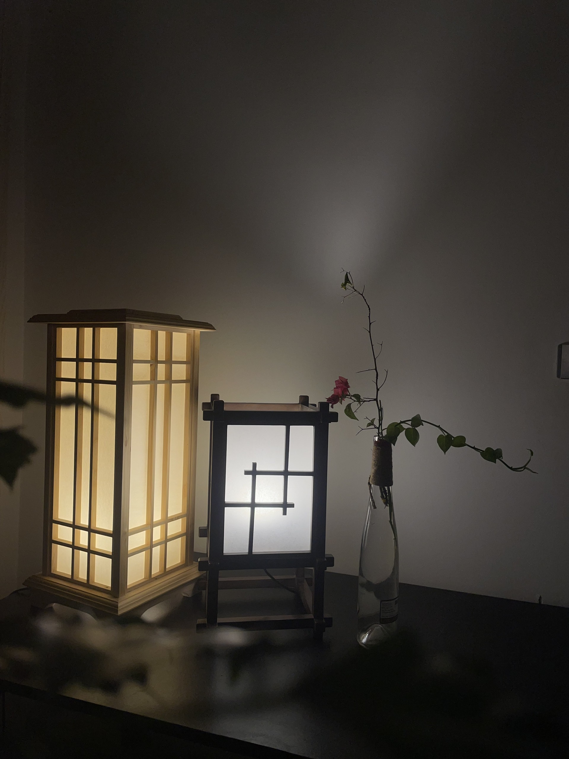 Đèn gỗ để sàn phòng trà Nhật, đèn gỗ phòng thiền, chất liệu gỗ tự nhiên kết hợp tấm Shoji Nhật kt 25*25*55cm, màu vàng sáng gồm đèn léd