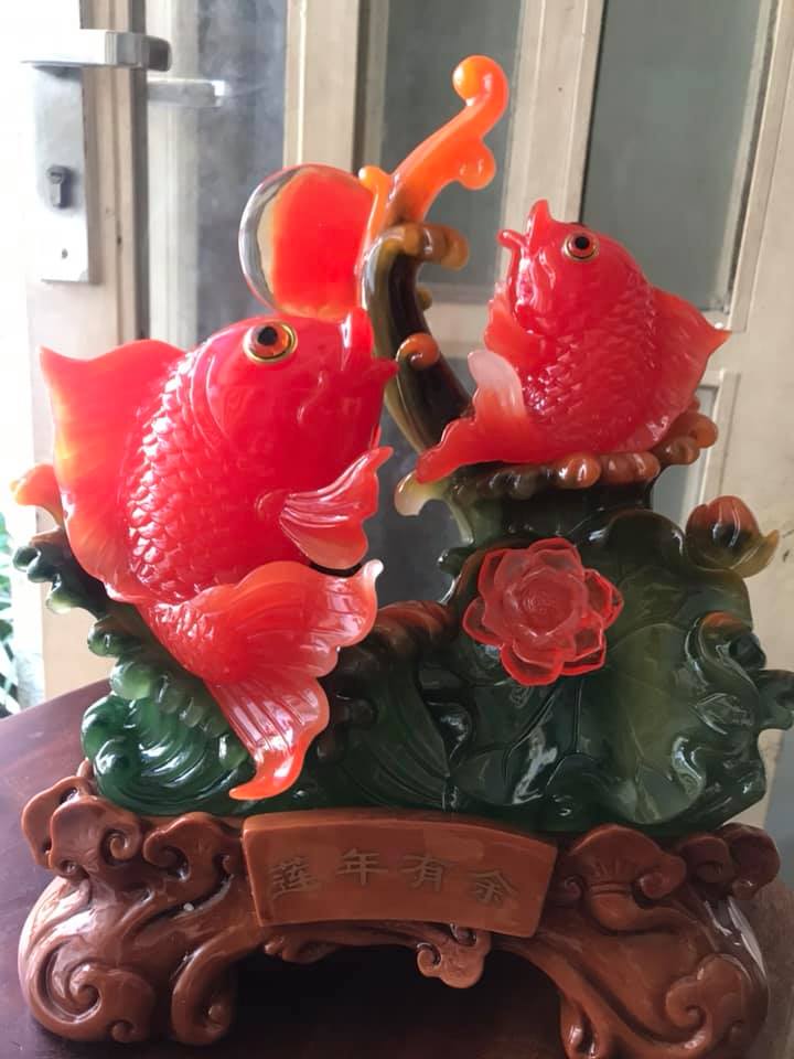 Tượng 2 Cá Chép Đỏ Ngồi Vẫy Đuôi đế gỗ có hoa sen đồng tiền ở trên may mắn tài lộc ý nghĩa có cá có tiền Size 36cm x đk 30cm x Sâu 17cm hợp mệnh hoả mệnh thổ ạ