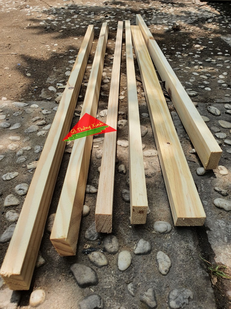 Thanh gỗ thông vuông mới đẹp dài 80cm, rộng 3cm, dày 1.5cm đã bào láng đẹp 4 mặt rất thích hợp làm nẹp, làm khung sườn