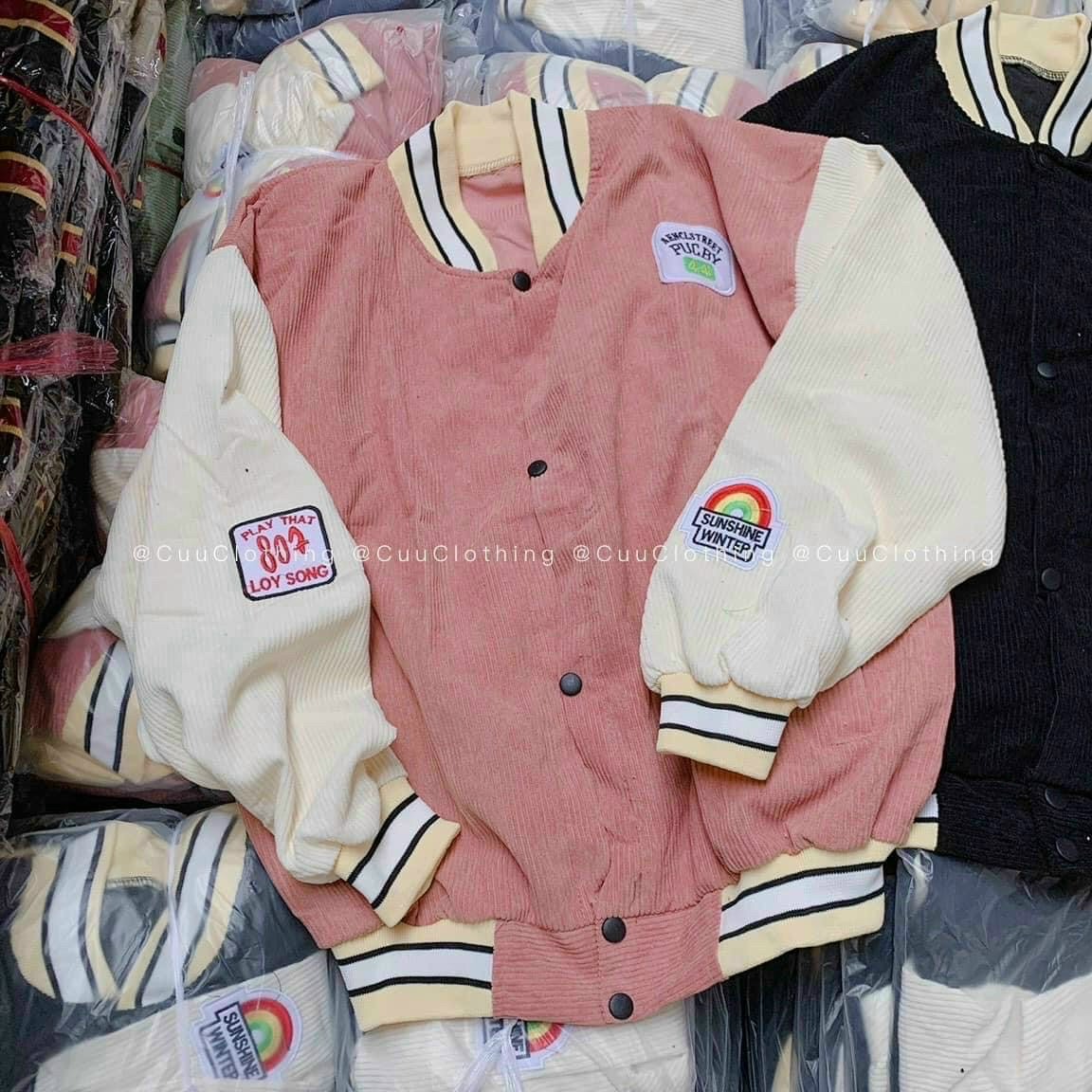 Áo Khoác Bomber Nhung Kaki Logo Thêu Cực Nét -Kiểu Rộng Unisex Hàn Quốc - Cặp Đôi Nam Nữ Mặc Thu Đông