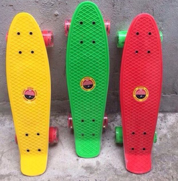 Ván Trượt Skateboard Penny Có Đèn Led Trục Kim Loại To (Giao Màu Ngẫu Nhiên)