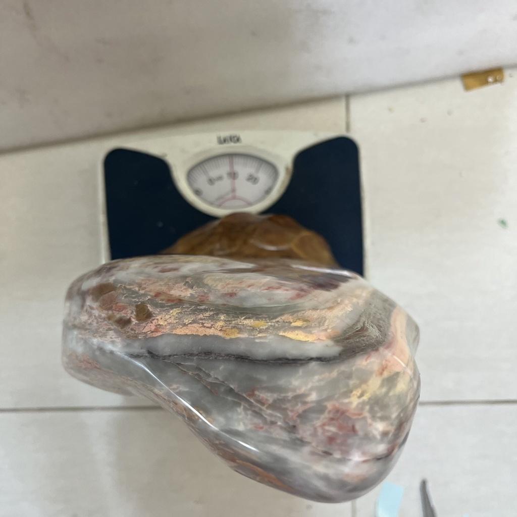Cây đá, trụ đá màu đỏ đa sắc cao 41 cm nặng 10 kg tự nhiên cho người mệnh Kim và Thổ