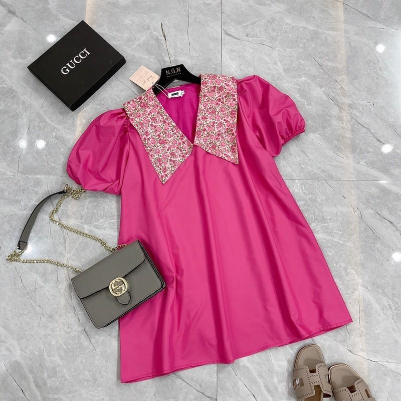 Váy suông hồng pha cổ hoa