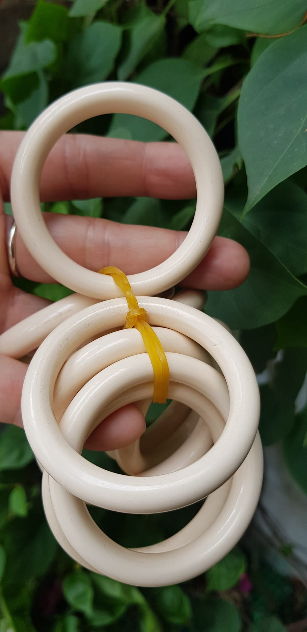 Vòng Đeo Tay Cho Bé Trai Gái đeo từ 1 tuổi -dưới 4 tuổi Màu Trắng Giả Ngà Hay Gọi Xương Mỹ Nghệ tròn đẹp Vòng cho em bé đeo Ni 39mm x cọng 7mm shop giao bất kỳ đồng giá rẻ mà đẹp xinh tay ạ