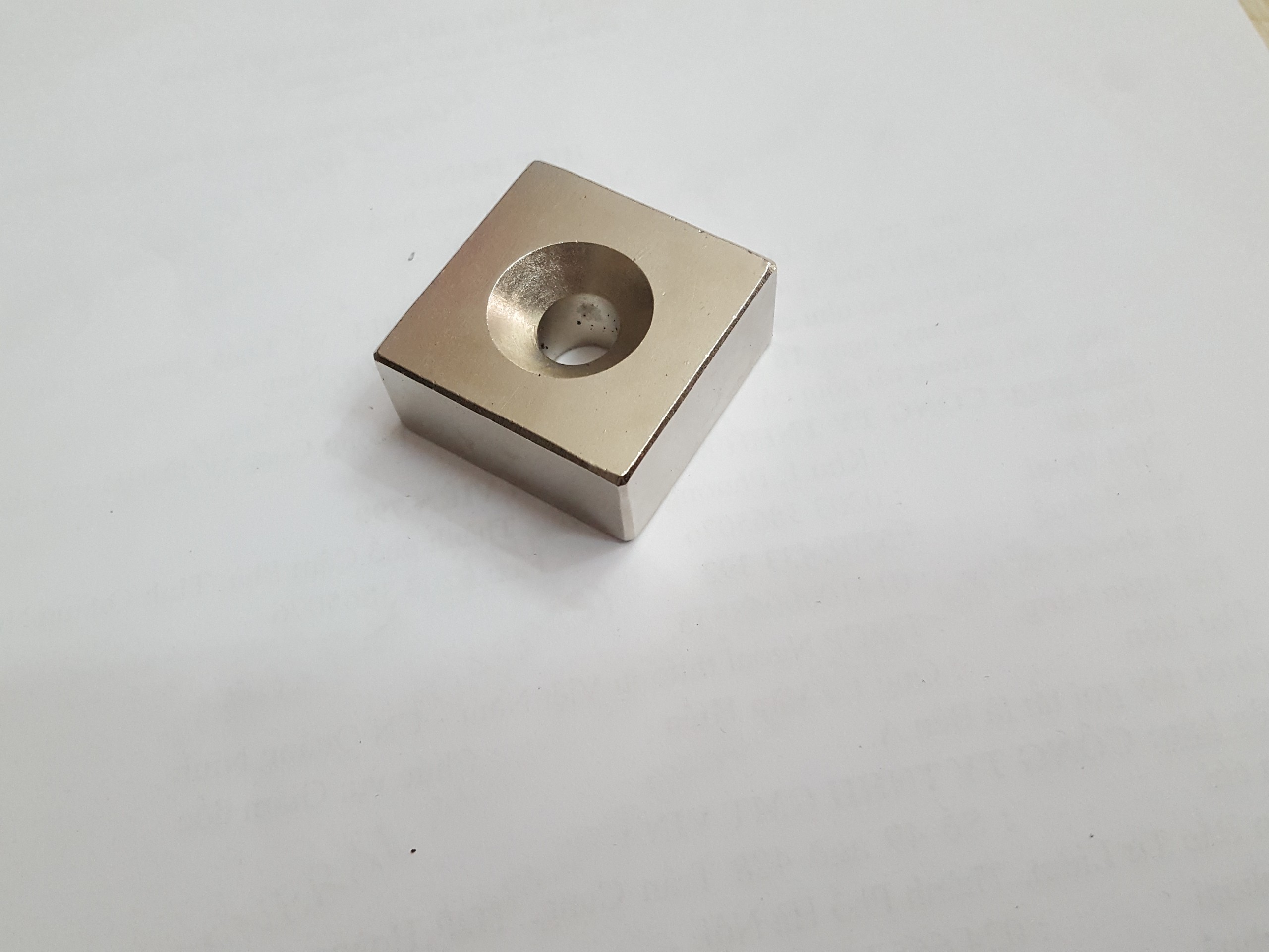 Nam châm 35x35x15mm có lỗ vát, lực hút siêu cường