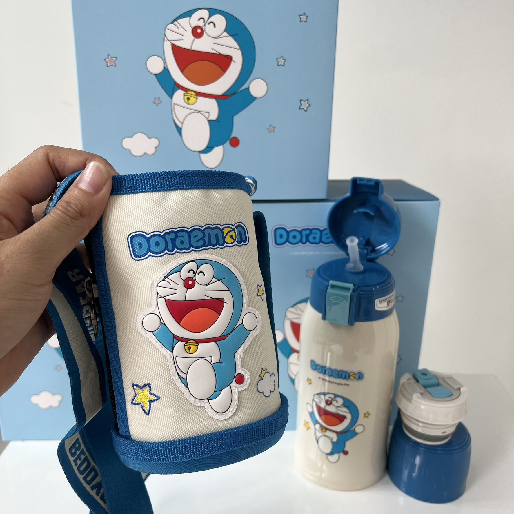 Bình giữ nhiệt cho Bé Doraemon xanh - Chính hãng 100% BeddyBear - Dung tích 600 ml - 2 Nắp thay thế - Inox 316 -bh 1 năm