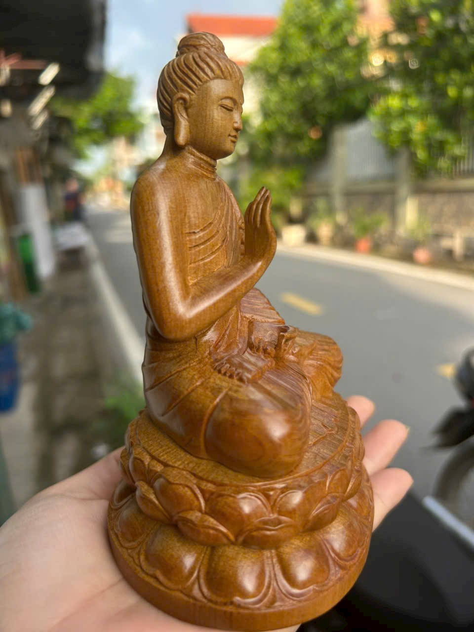Tượng phật thích ca mẫu ni bằng gỗ bách xanh thơm núc cao 15x10x8cm