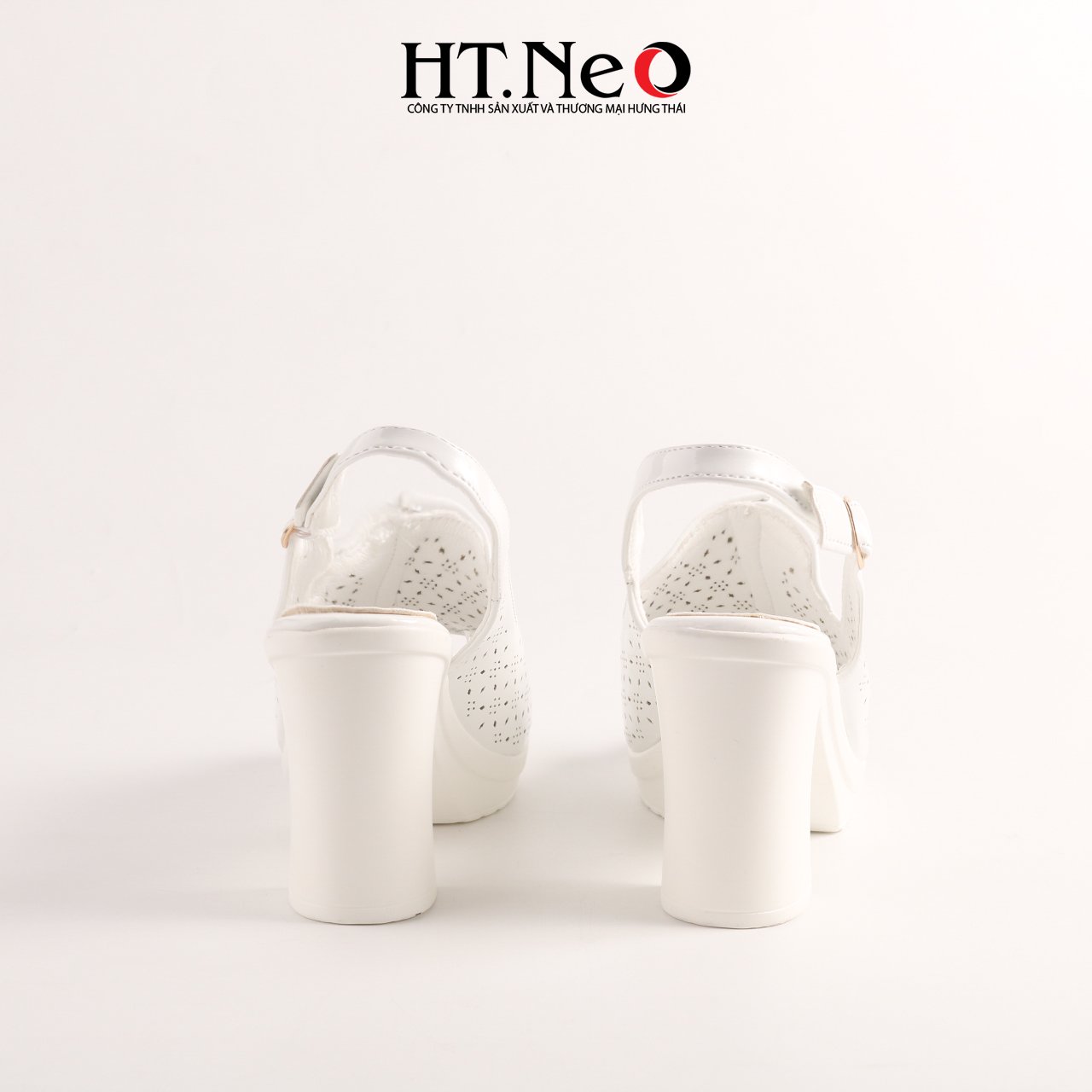 Sandal hở mũi, mũi vuông 8,5 p, được thiết kế với hoạ tiết hoa lỗ, đi êm chân, thoải mái SDN227
