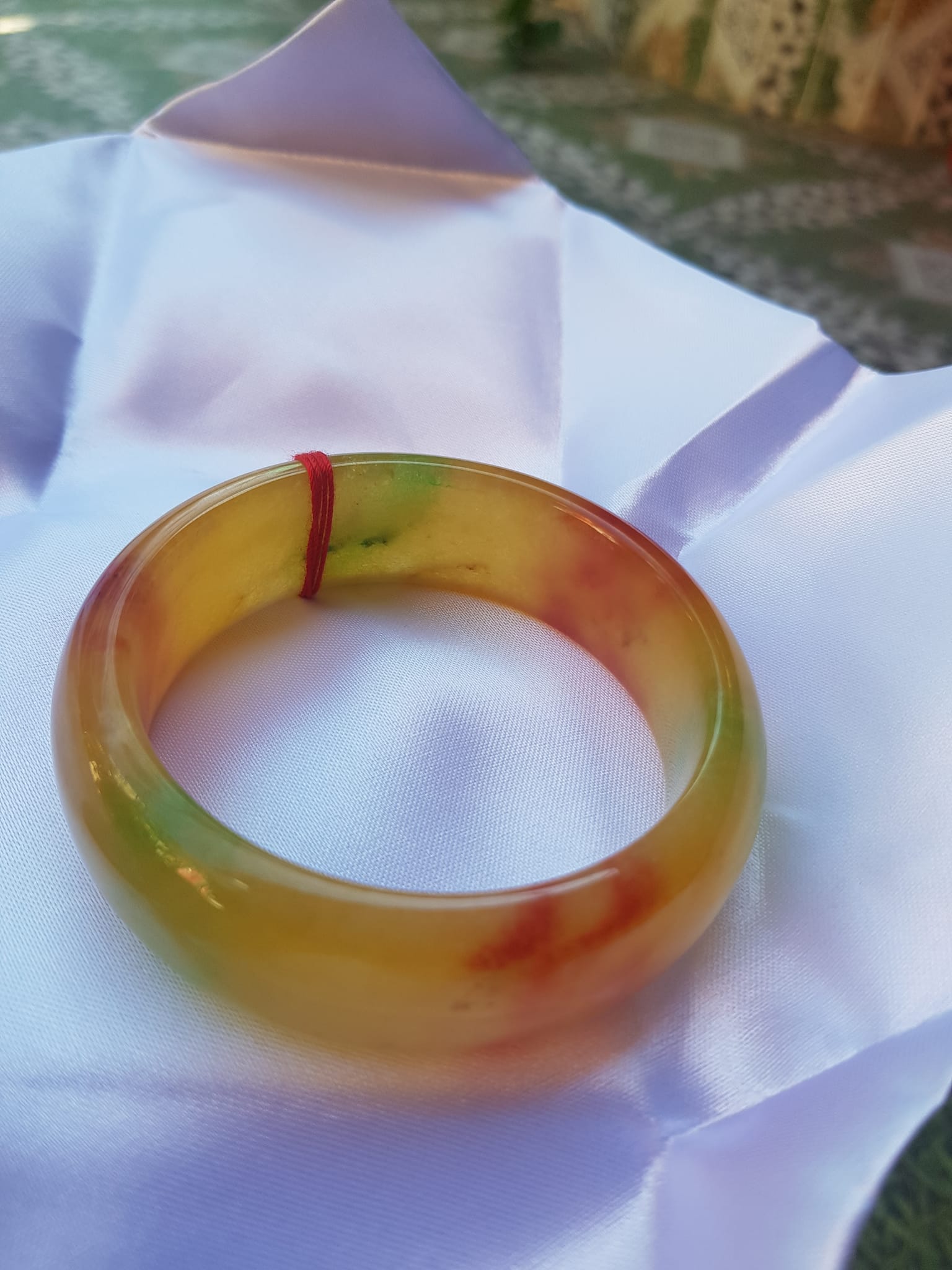 Vòng Tay Bản Hẹ Vàng Đỏ tươi bóng đẹp Size 59mm x cao 19mm x dầy 9mm Chất liệu đá cẩm thạch Hợp Nam Nữ mệnh Thổ mệnh Kim 60kg - 68kg đeo đẹp ạ