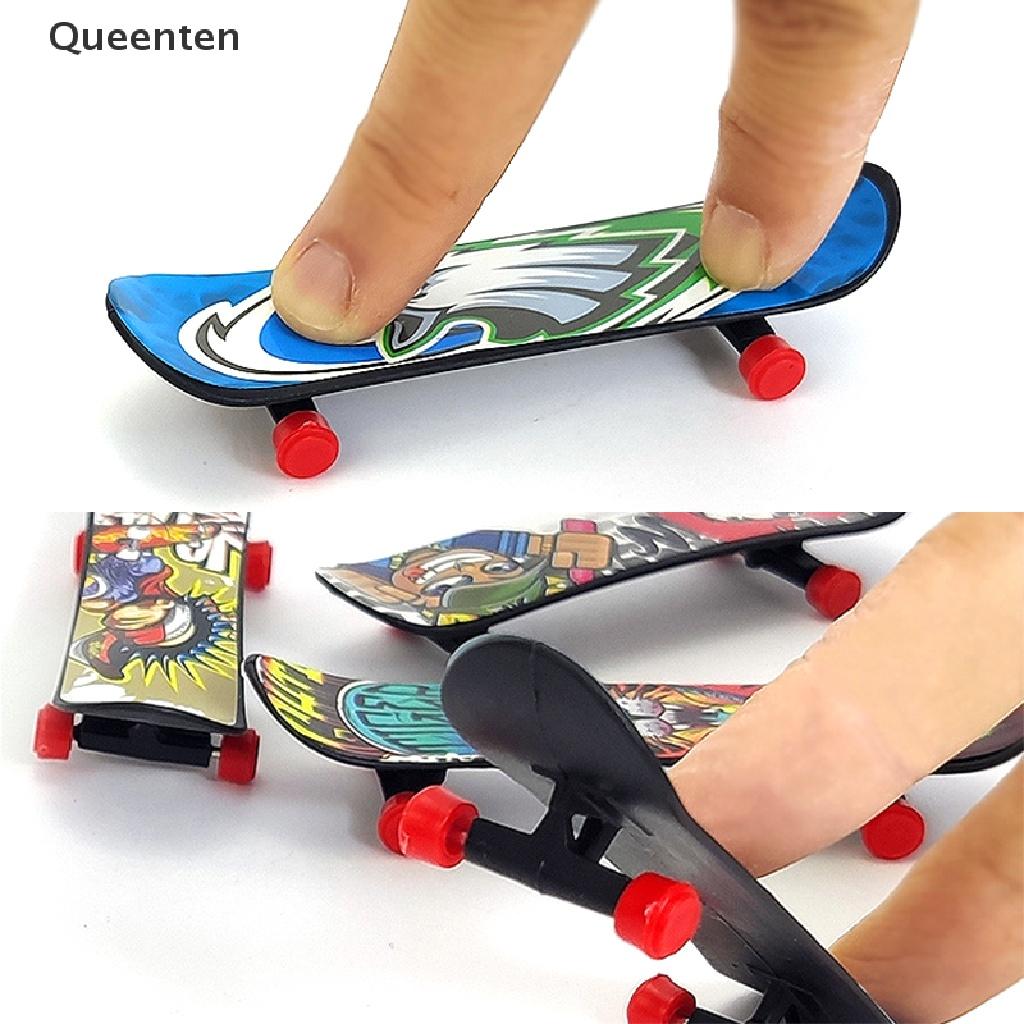 Queenten 1x Mini Finger Skateboard Plastic Finger Skate Scooter Boys Mini Skateboard Toy QT