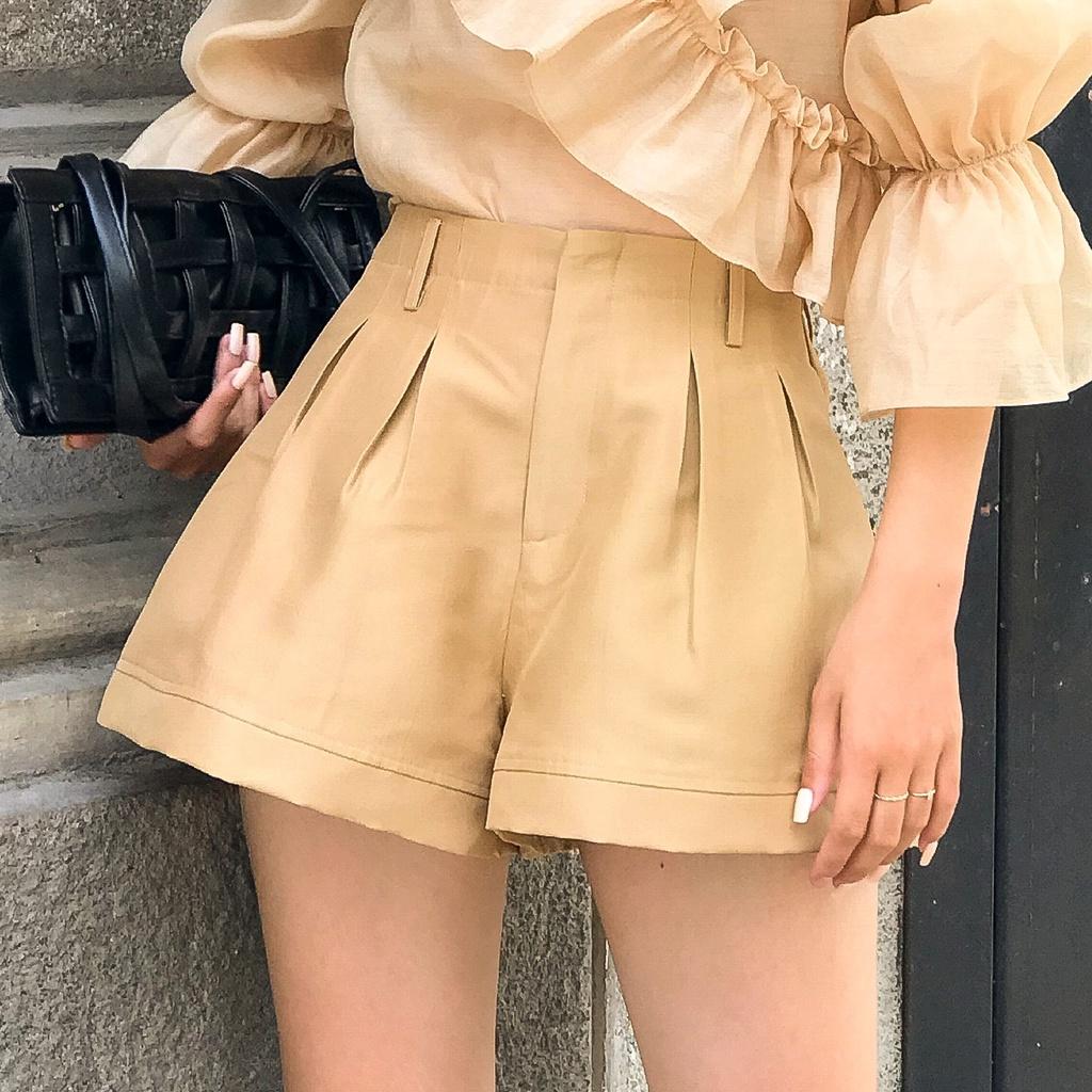 KIOBI – Quần shorts Flared form lưng cao dáng xòe, ống loe rộng xếp li, lai nối, vải phi lụa Nhật be - KIQS2131B