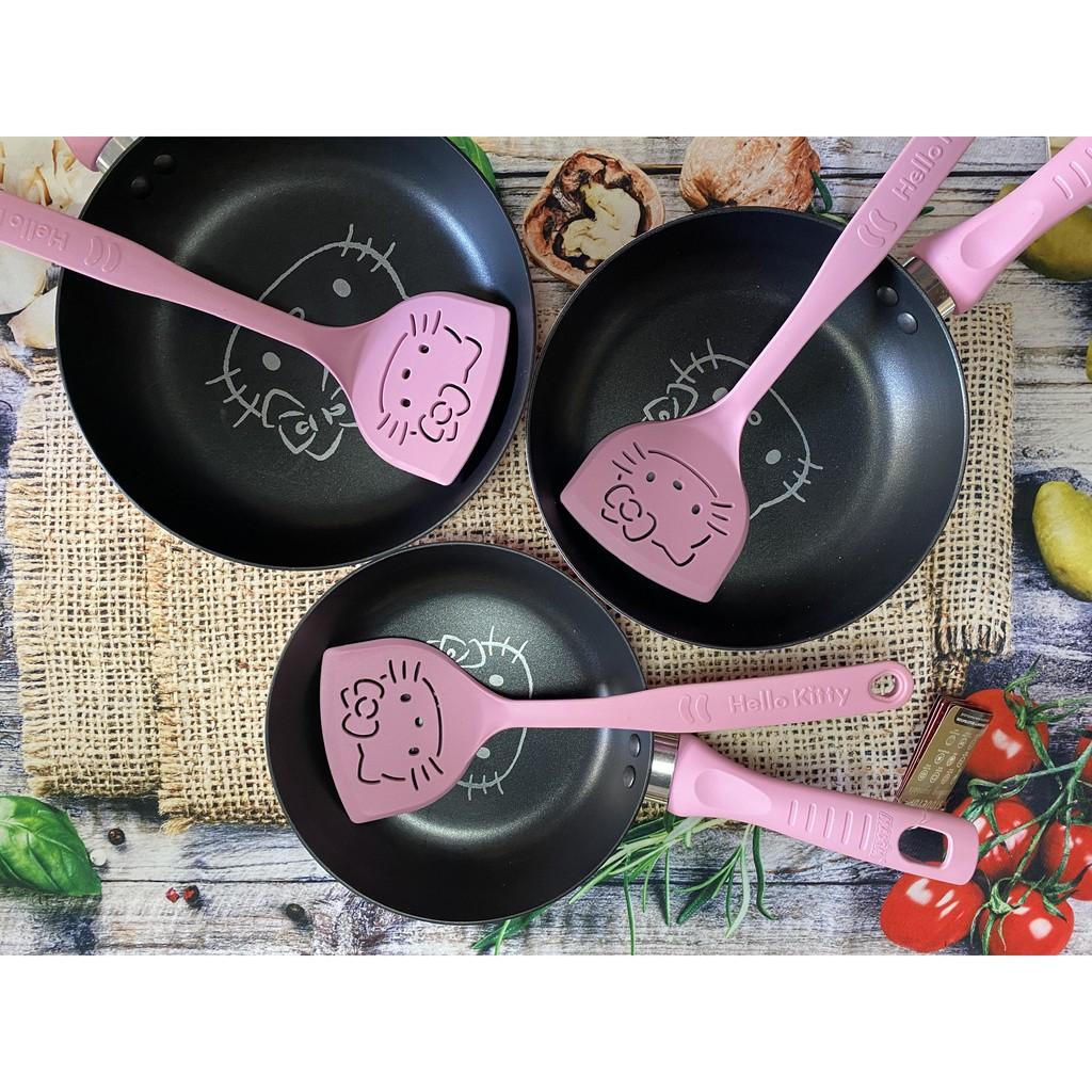 Chảo chống dính nhập khẩu cao cấp Hello Kitty màu đỏ/ hồng size 20cm, 22cm, 24 cm