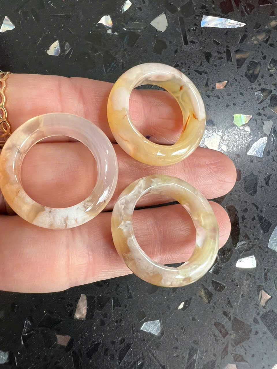 Nhẫn Nữ mới Đá Mã Não Bông Bông Vàng Trắng Đều Bóng Đẹp Ni 18mm Cao 7mm Dầy 4mm Chị em Nữ mệnh Kim mệnh Thủy mệnh Thổ đeo lên tay xinh xắn may mắn ạ