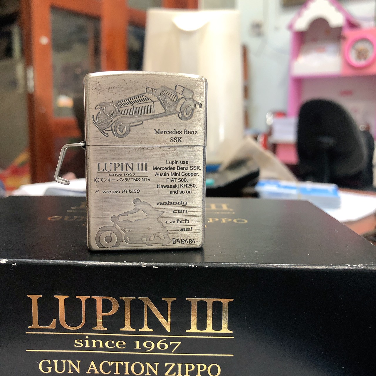 Bật lửa Ziippo Mỹ Lunpin III, lacke bạc, khắc ăn mòn full nắp Mercedes Benz bản giới hạn, kèm phụ kiện