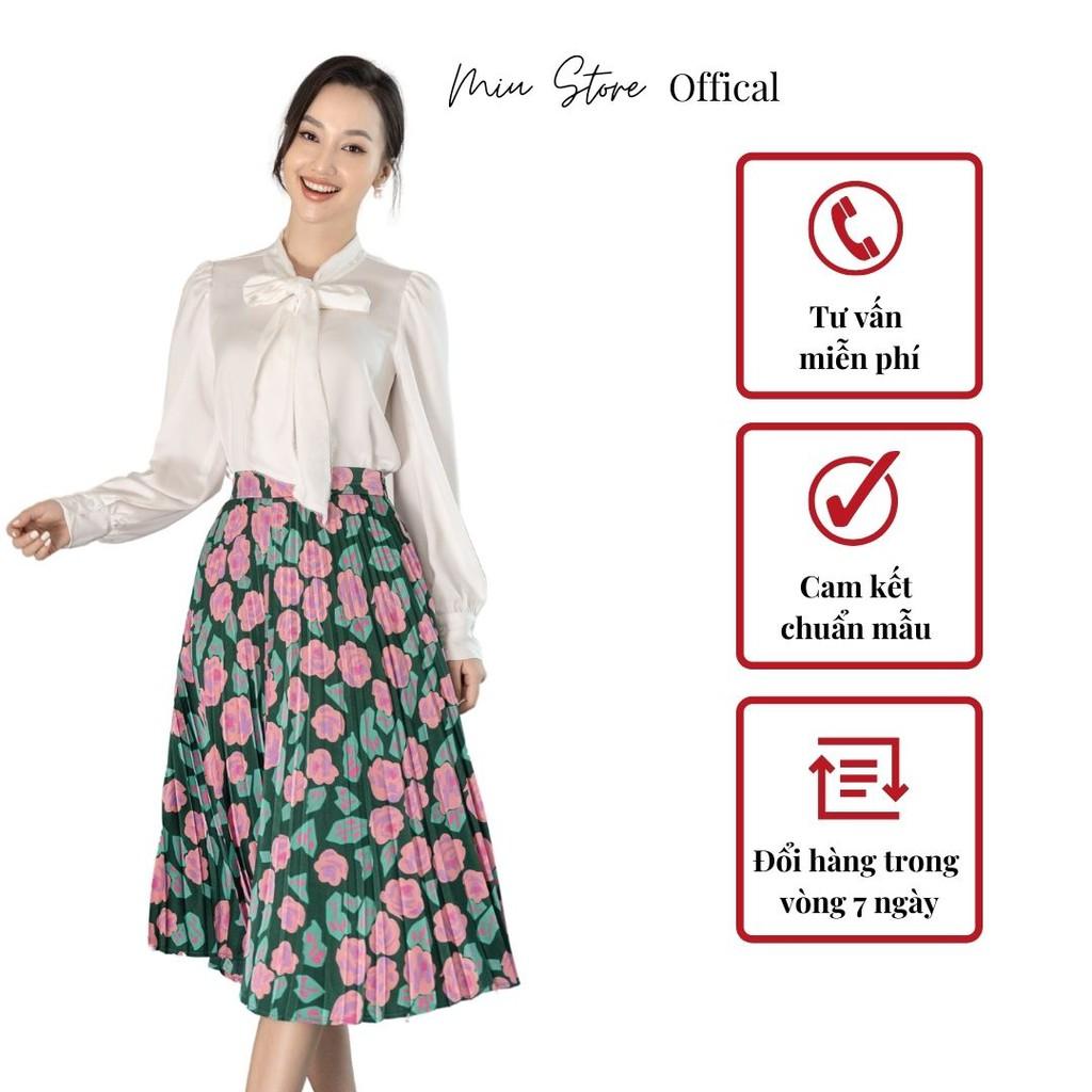 Set áo sơ mi lụa trắng dài tay kèm chân váy dập ly hoa
