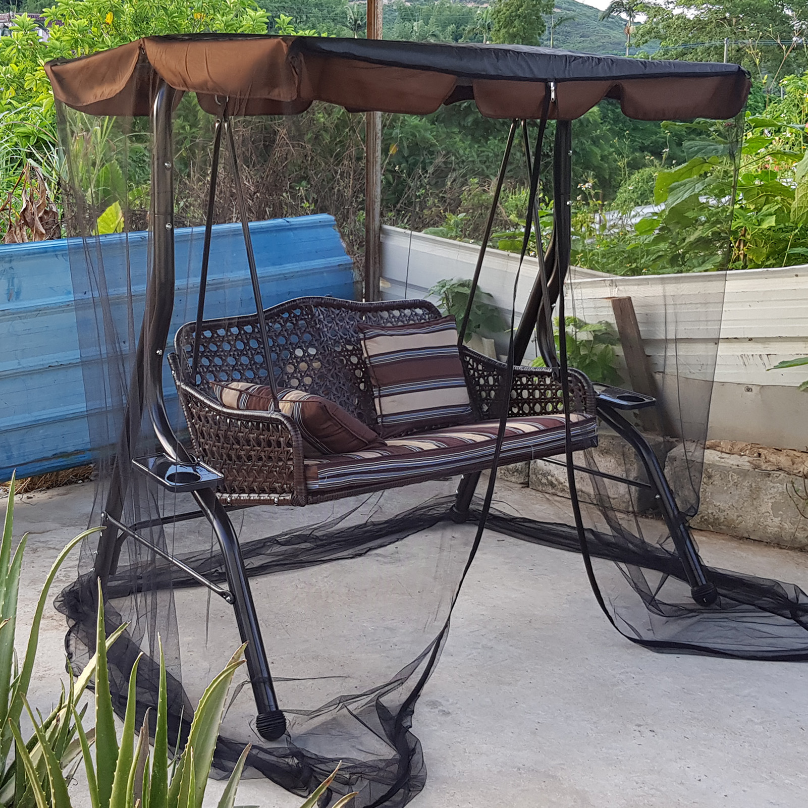 Lưới ghế xích đu ngoài trời với Lớp vải chống nước ở trên cùng, Đóng khóa kéo cho phép ra vào thuận tiện.