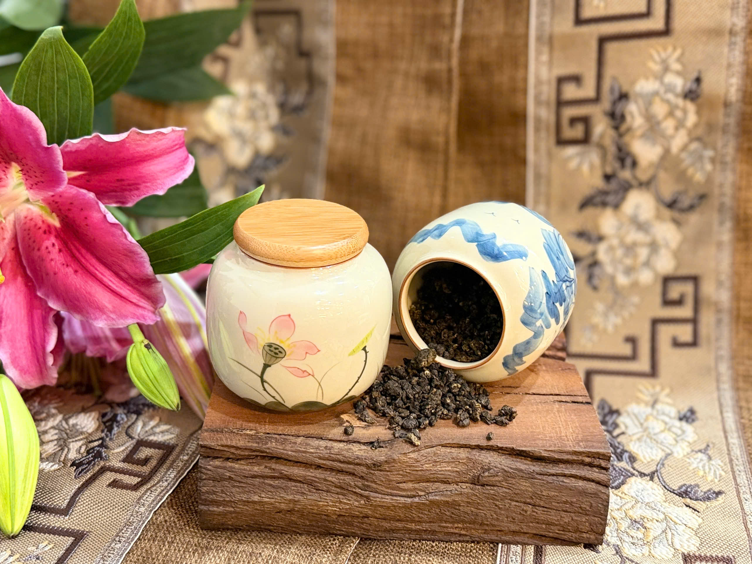 HŨ ĐỰNG TRÀ BẰNG SỨ NẮP GỖ - HỌA TIẾT HOA SEN & NÚI NON