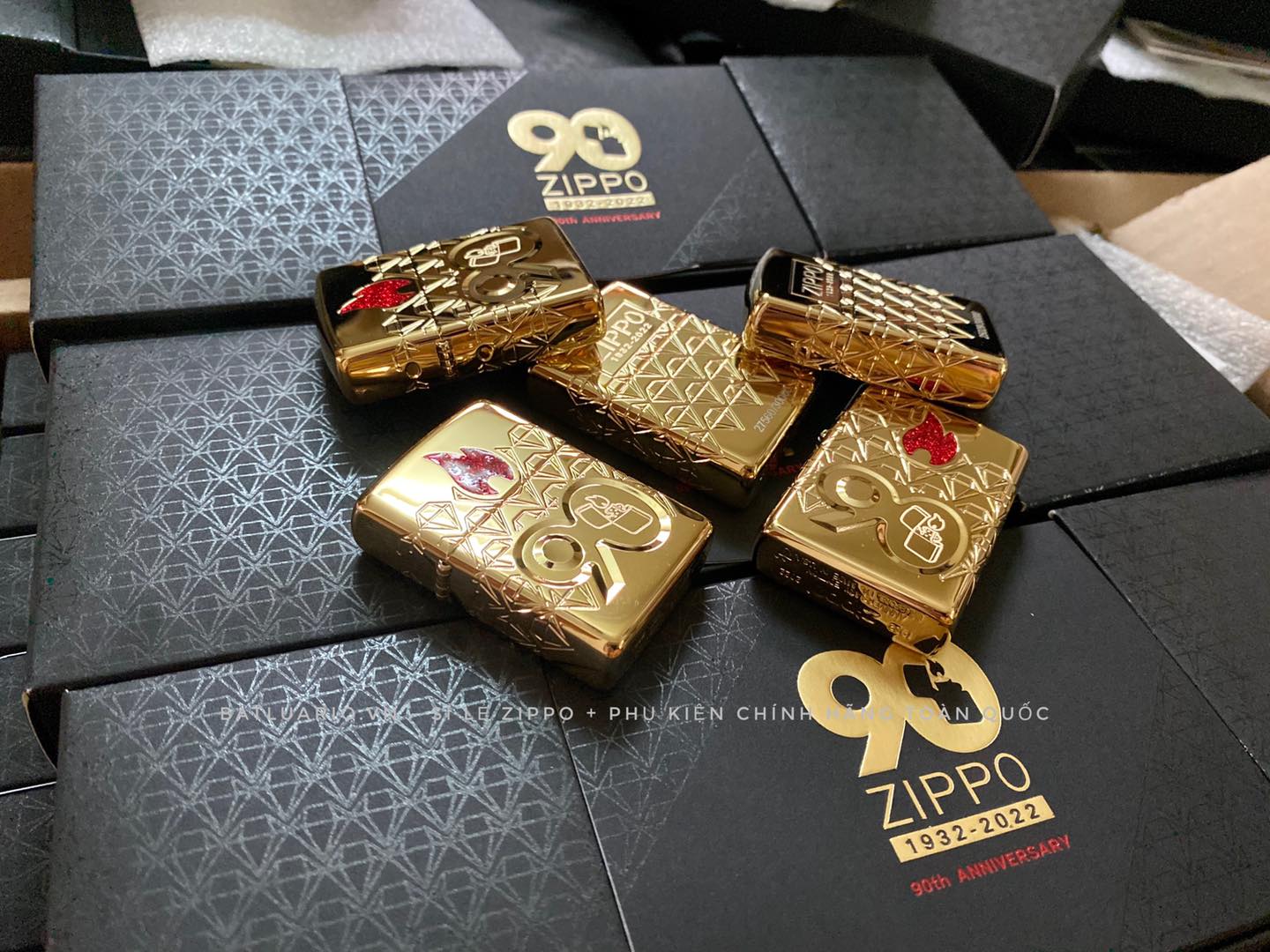 Bật Lửa Zippo 49866 – Zippo 90th Anniversary Limited Edition – Zippo 2022 Collectible Of The Year Asia – Gold Plated – Zippo Coty 2022 Asia