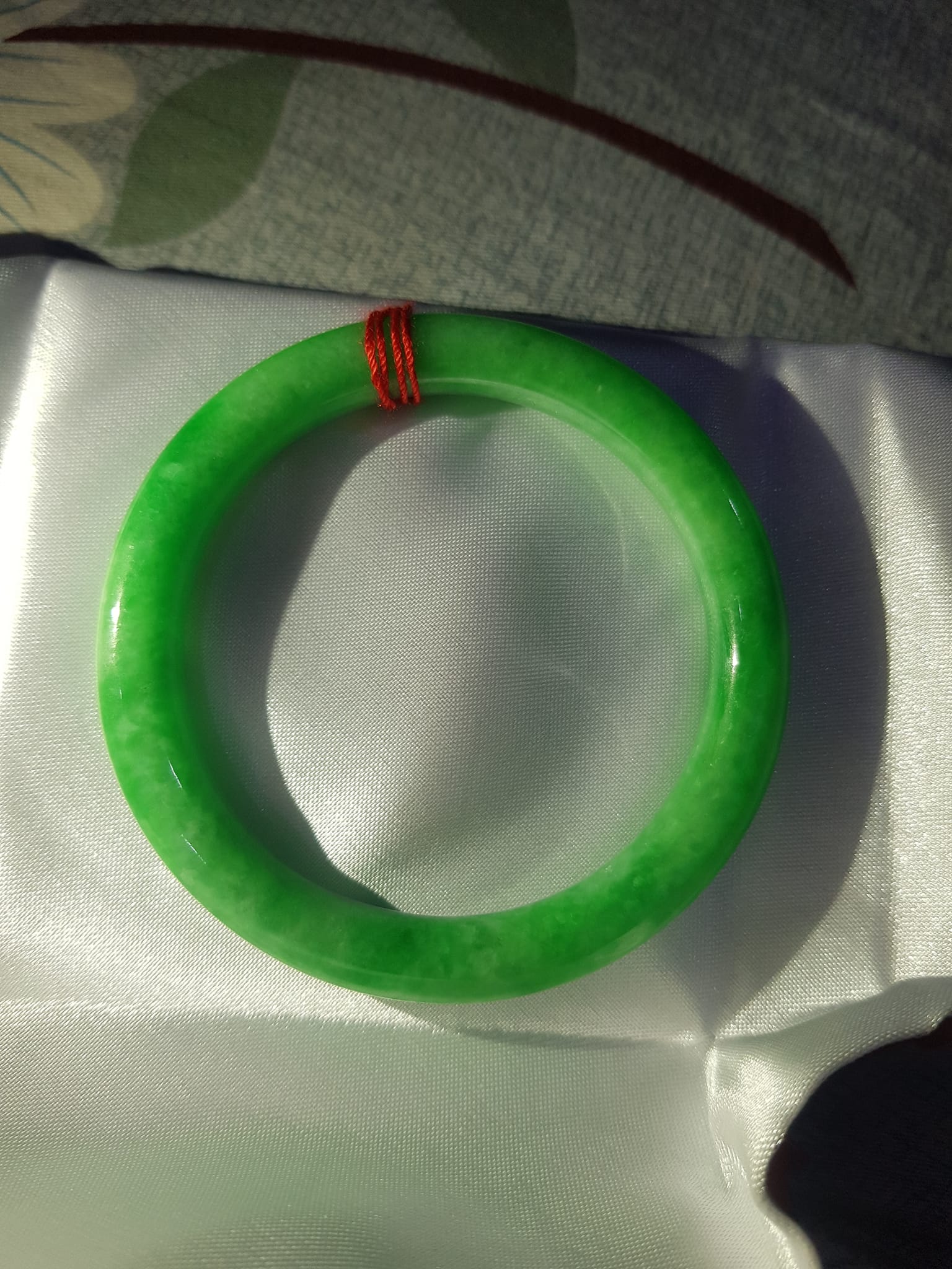 Vòng cẩm thạch Đậu Lý 52mm x dầy 8mm Màu xanh lá bông đậu nữ mệnh Mộc mệnh Hỏa Nặng 52kg - 57kg đeo ạ
