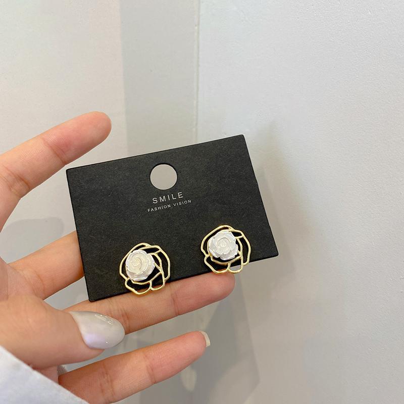 Bông tai nữ hoa hồng viền kim loại thiết kế thanh lịch M103605