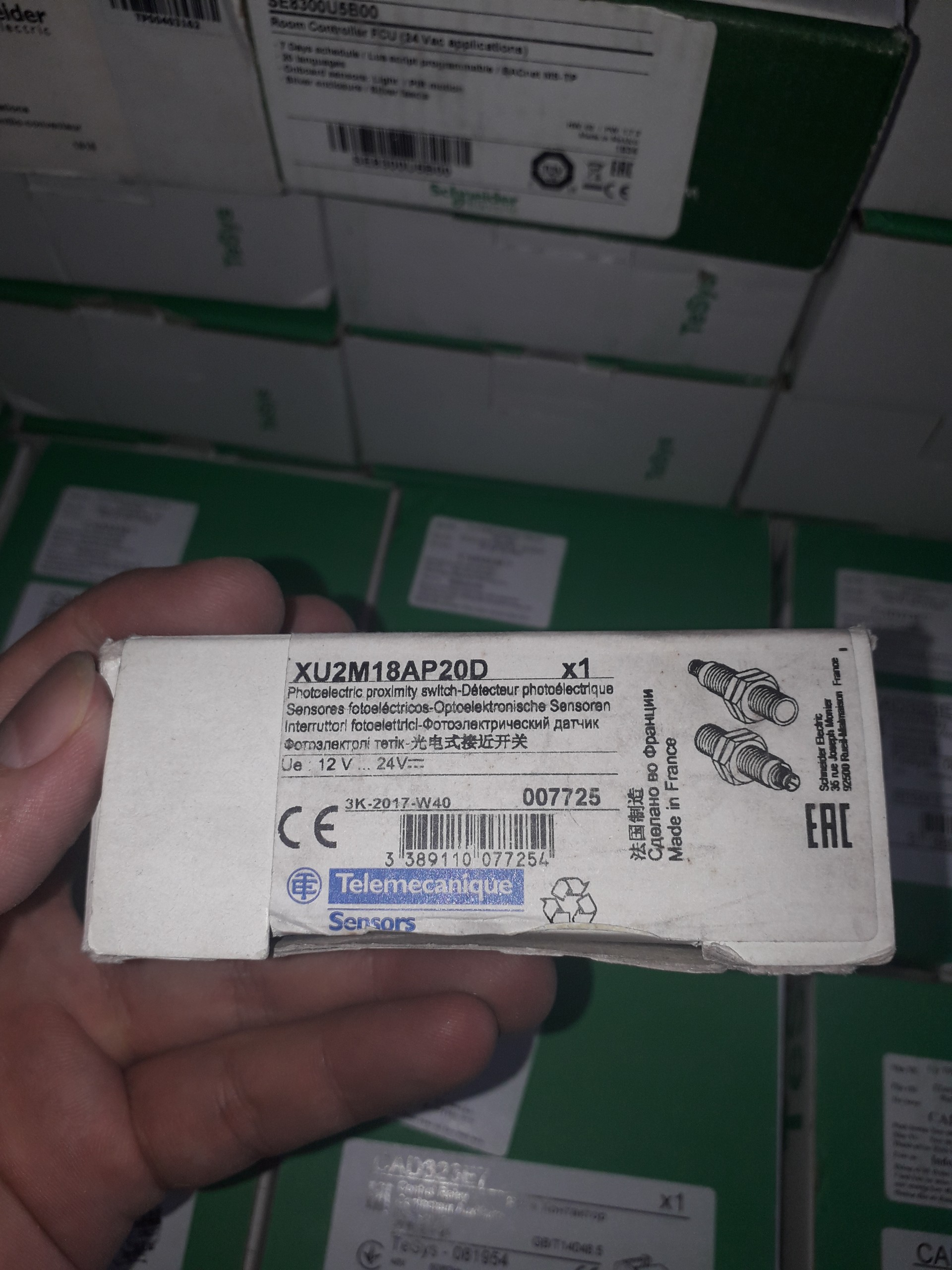 XU2M18AP20D Cảm biến quang phi 18mm, khoản cách Sn 50m Schneider