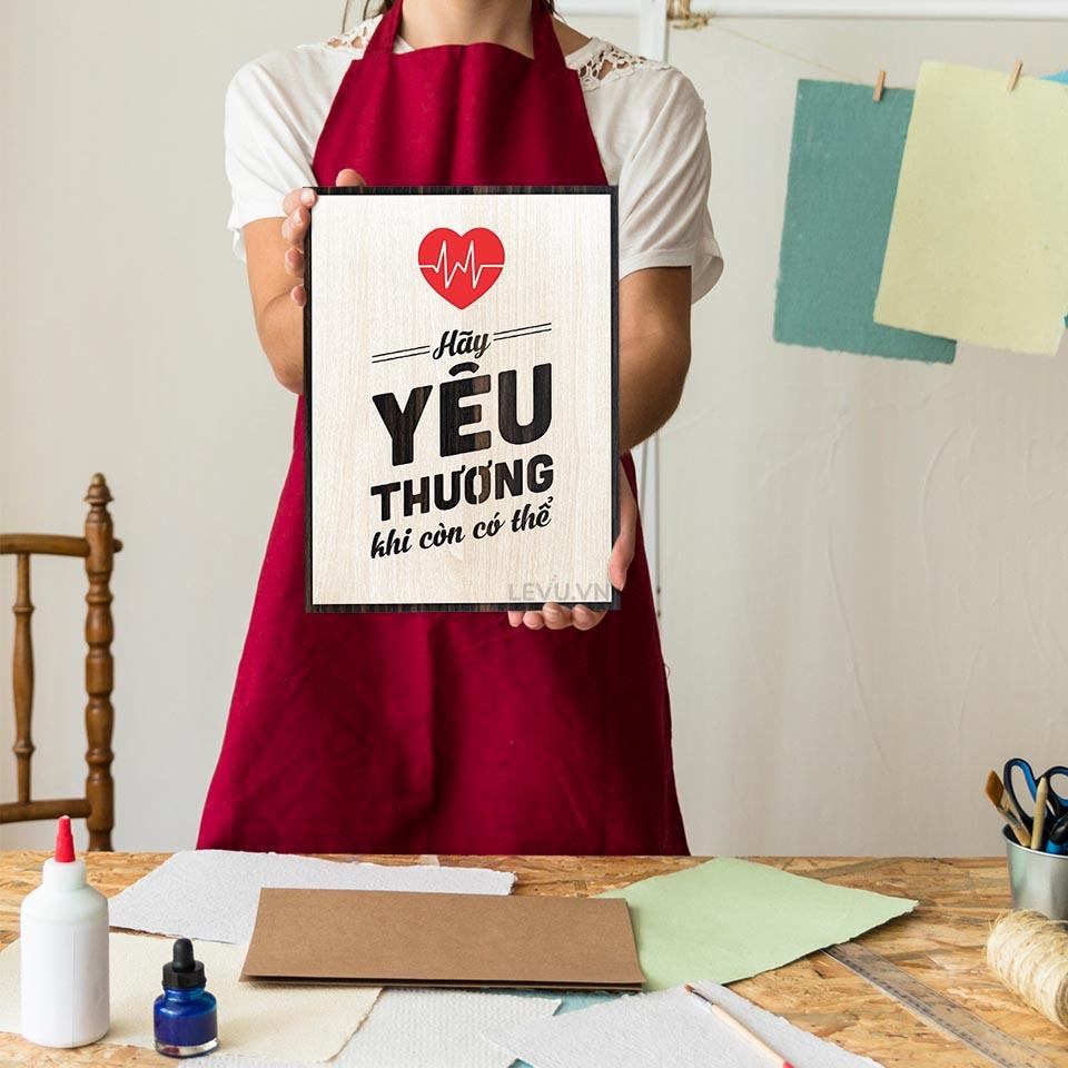 Tranh Câu Nói Hay Về Cuộc Sống LEVU LV091 "Hãy yêu thương khi còn có thể"