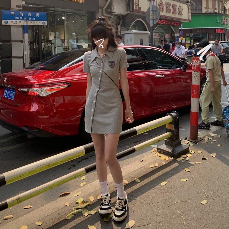 Đầm Polo Body Cúc Lệch Thêu Logo Gấu Xẻ Vạt 2 Màu