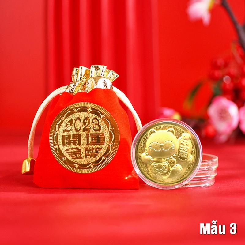 Đồng xu Hình Con Mèo Vàng chiêu tài + túi gấm đỏ 2023 may mắn - Mẫu 3 - PASA COLLECTION