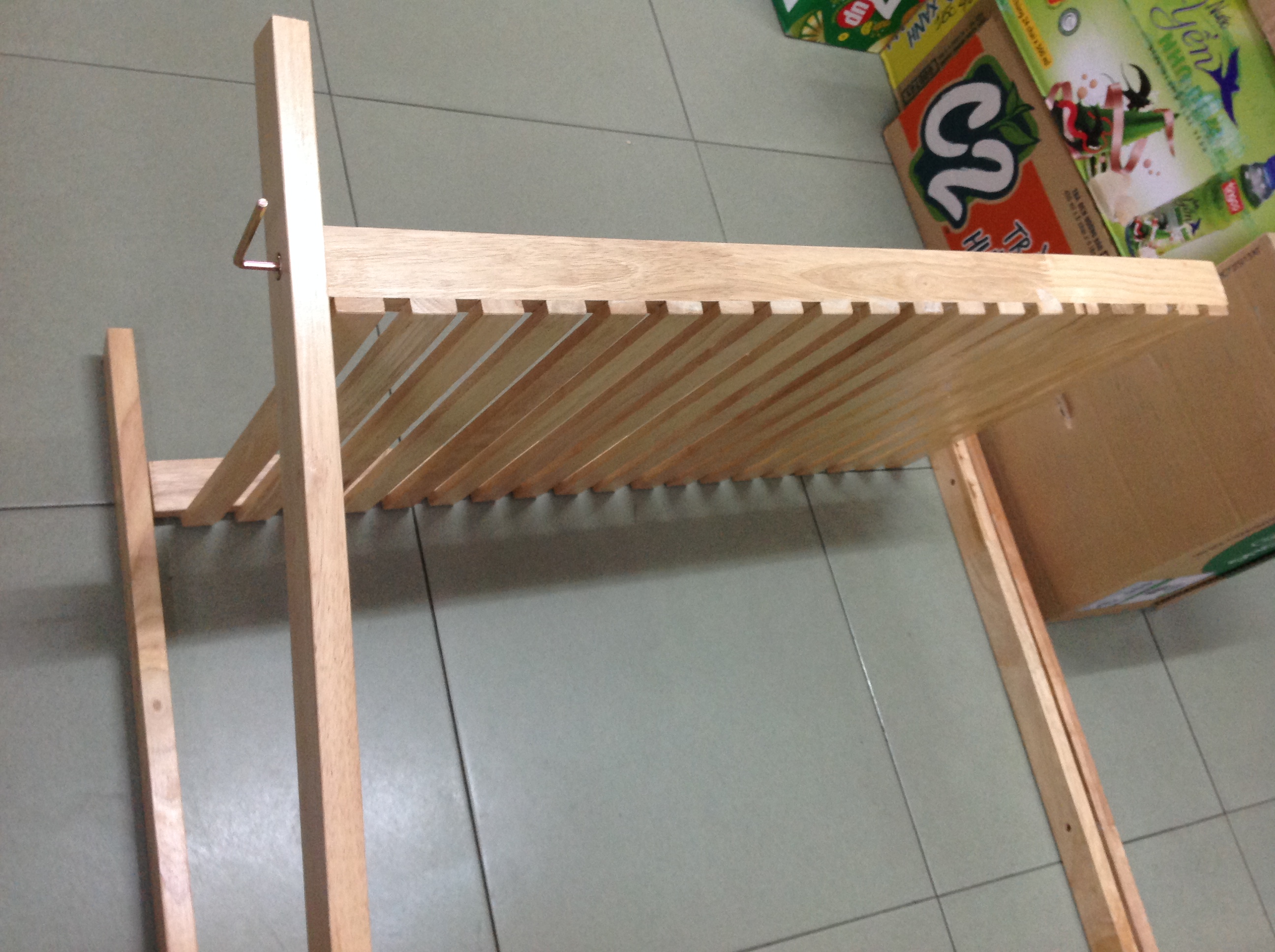 Kệ treo móc áo chữ A 43*80*150 cm gỗ cao su tự nhiên, bóng đẹp, đã thông qua tẩm sấy chống mối mọt bền chịu nước tốt hơn gỗ thông và MDF nhân tạo.