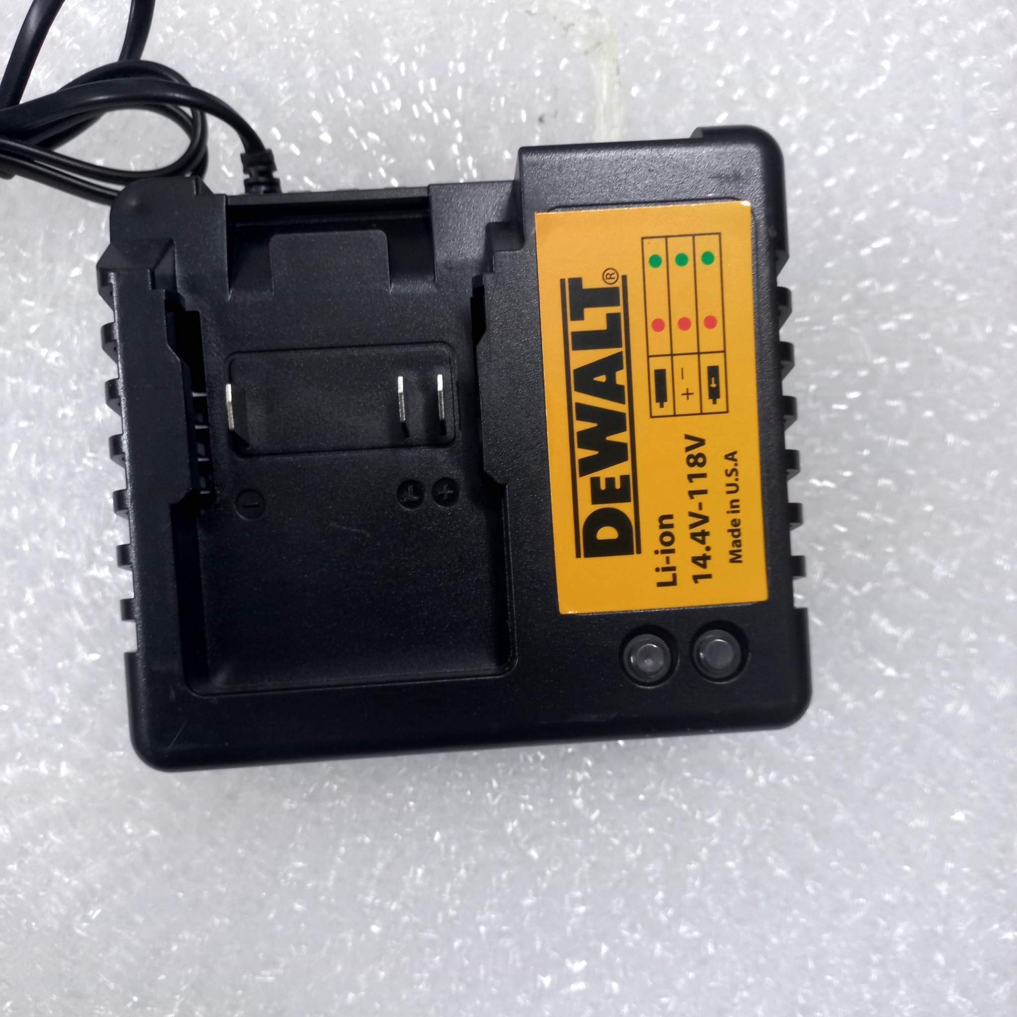 Máy căt tay pin dewalt không chổi than