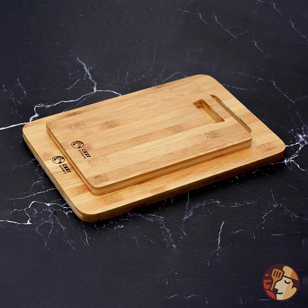 Thớt tre Chef Studio cao cấp hình chữ nhật, có tay nắm size 34x24x1.5 cm, bền bỉ, an toàn cho sức khỏe, dùng cắt thái và bày trí đồ ăn