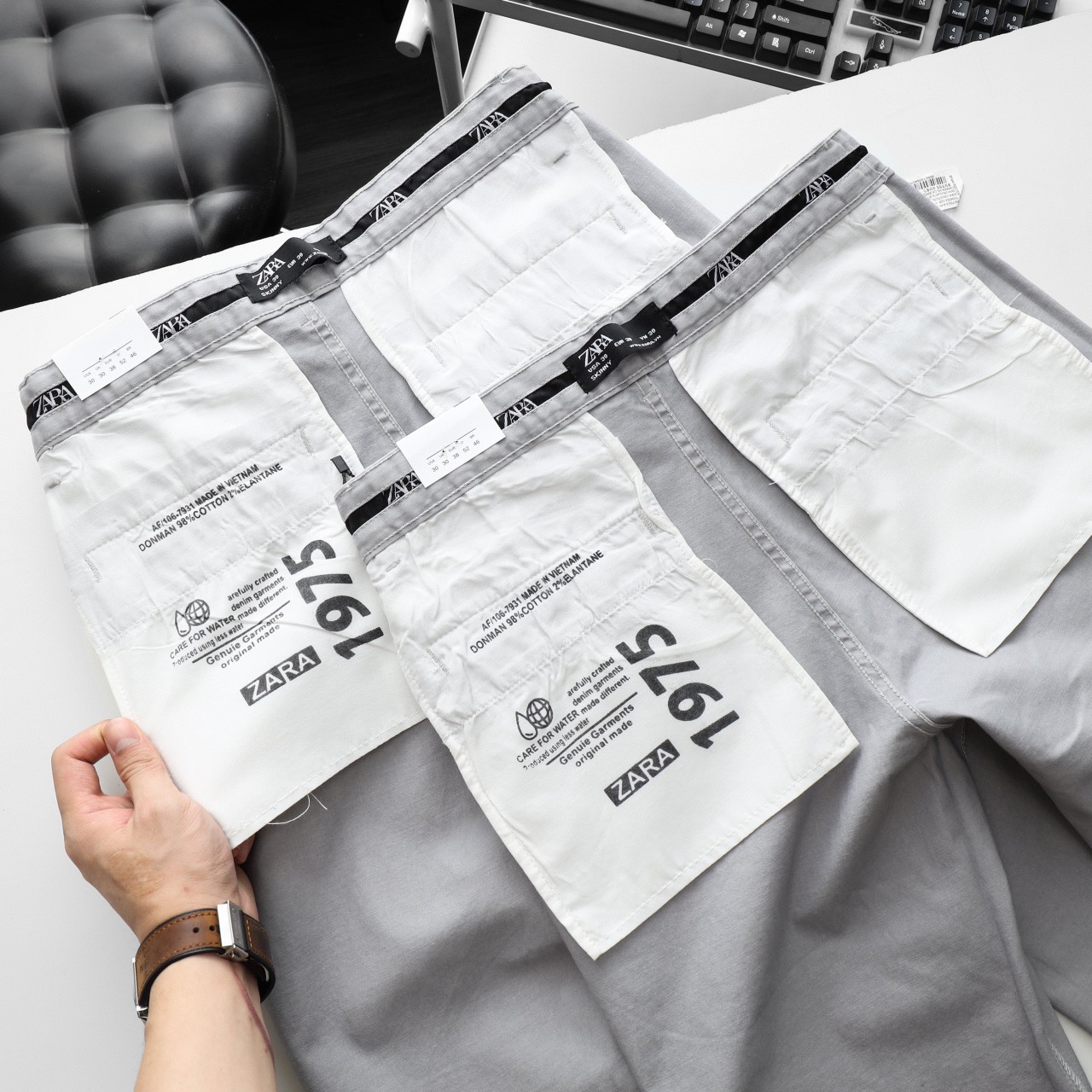 Quần kaki nam màu Xám vải cotton dày tốt tag đen form slimfit | LASTORE MENSWEAR