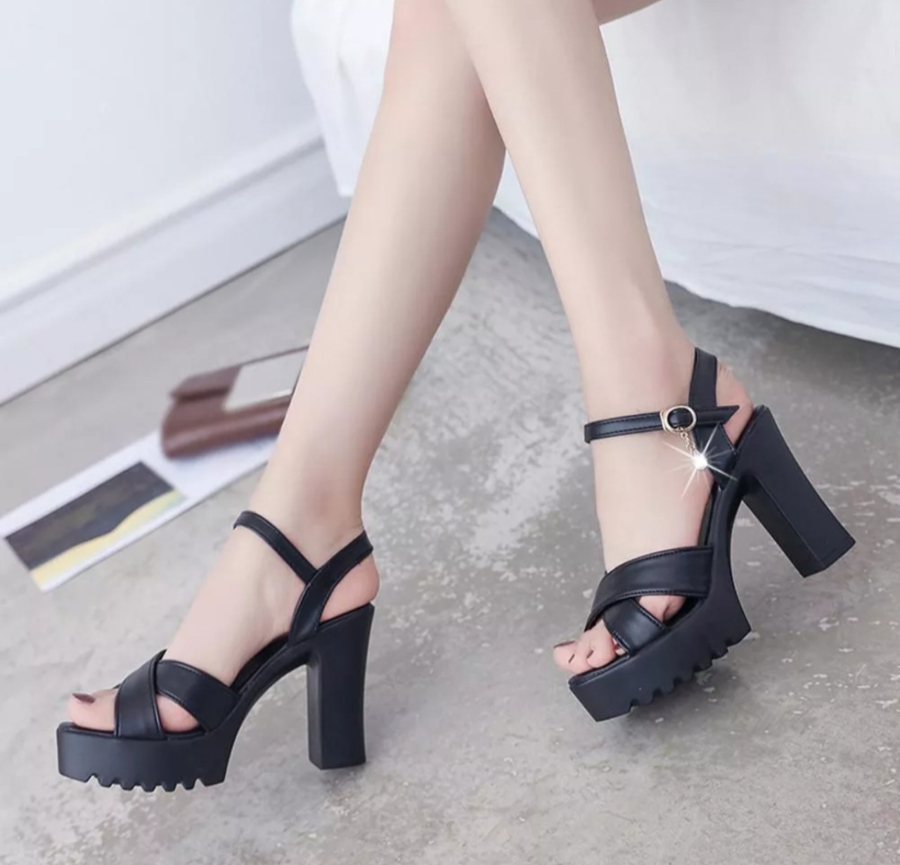 Giày sandan cao gót đế thô quai chéo cá tính 9f