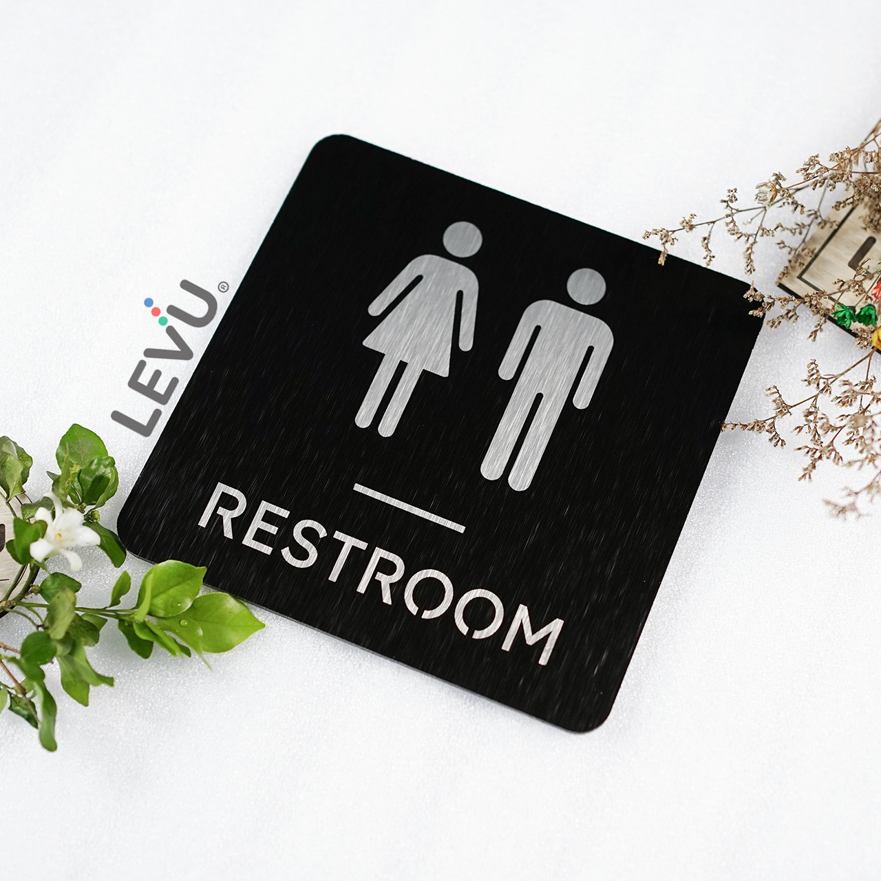 Bảng restroom bằng alu nhôm đen dán tường trang trí nhà vệ sinh