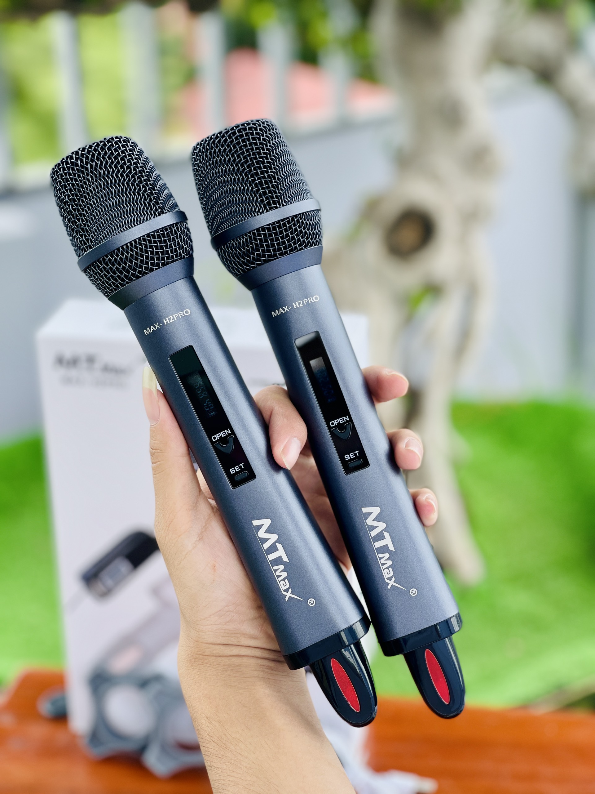 Micro Không Dây Cao Cấp MTMAX H2PRO - Cao Cấp Với Khả Năng Pin Nam Châm Hút Tự Động Sạc. Khả Năng Bắt Sóng Cao 50 - 100M, Chuyên Dùng Cho Karaoke Gia Đình, Phòng Trà, Quán Bar, Bảo Hành 12 Tháng. hàng chính hãng