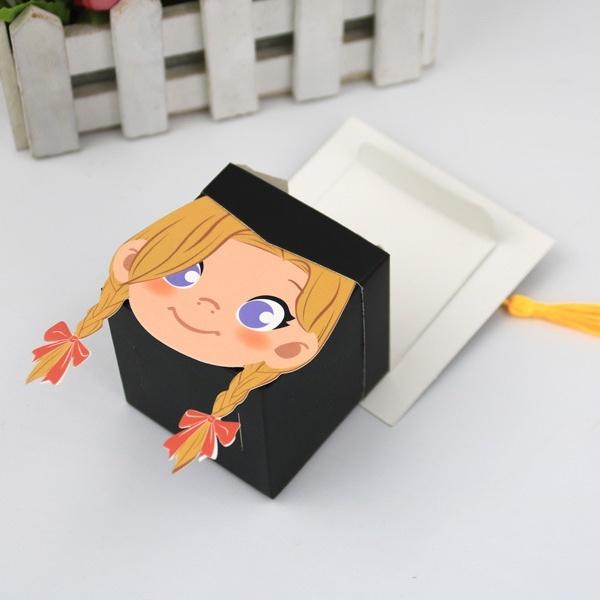 Q962 Hộp bánh ngọt, hộp kẹo , hôp quà tặng cầm tay mũ cử nhân ba chiều