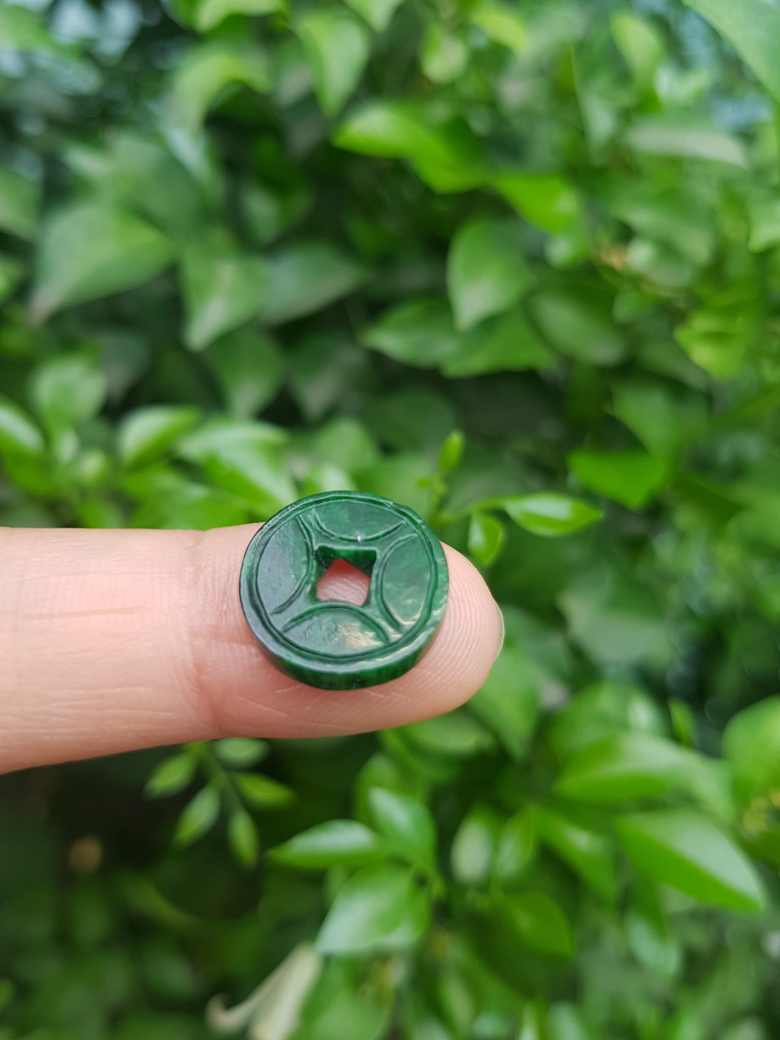 Mặt Dây Chuyền Mặt Nhẫn Đồng Tiền Mới màu Xanh Đậm Đẹp Đá Cẩm thạch xanh tự nhiên  Size nhỏ vừa đk 13,5mm x dầy 3mm  Nữ bọc vàng lên đeo đẹp lắm rất ý nghĩa đồng tiền may mắn tài lộc ạ