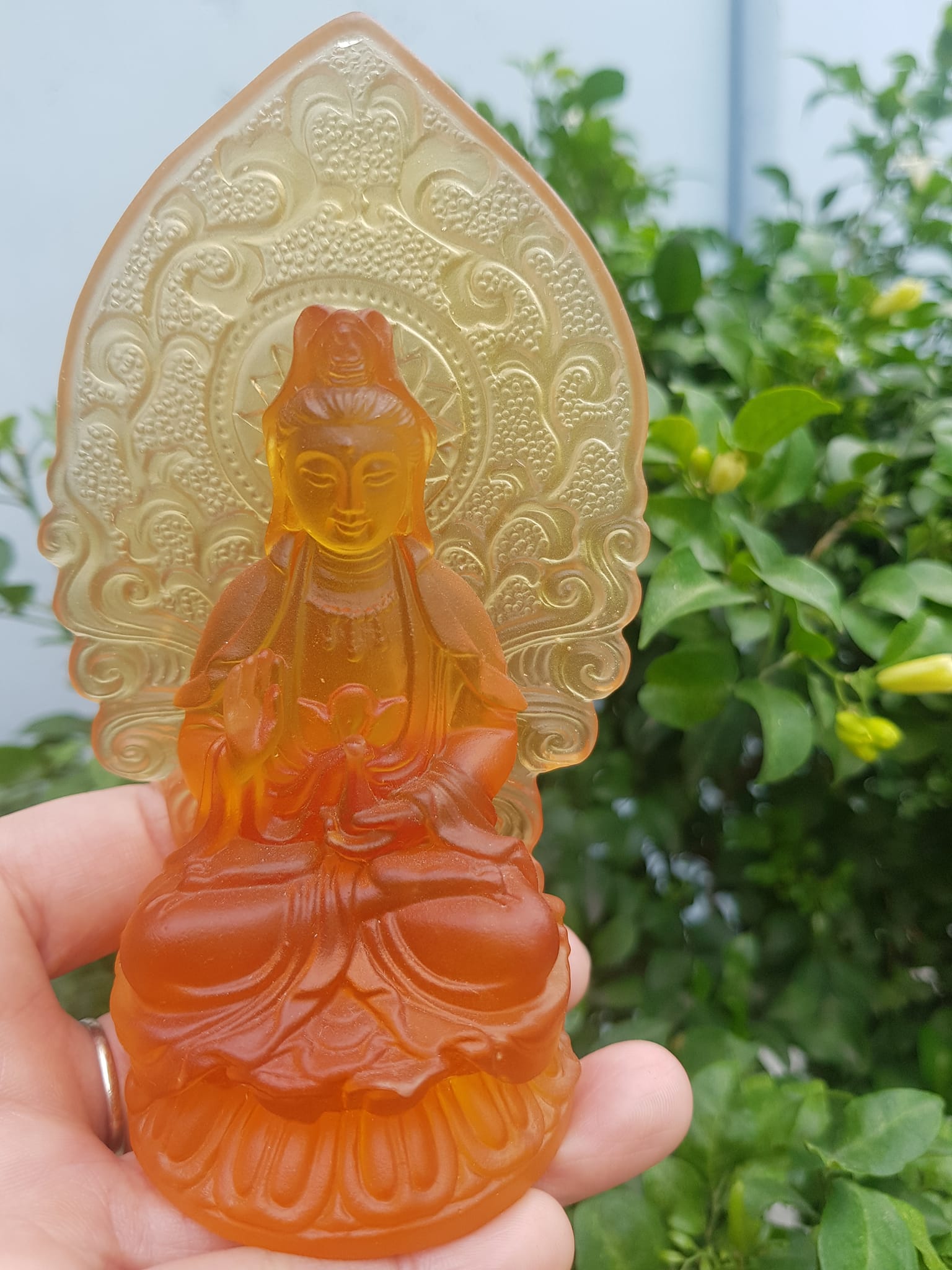TƯỢNG PHẬT BÀ QUAN ÂM MỚI ĐÁ LƯU LY VÀNG ĐẬM  ĐỂ TRONG XE HƠI hoặc BÀN cao 12cm x đk 7cm x đế 5cm  Mệnh KIM mệnh THỔ mệnh THUỶ ạ