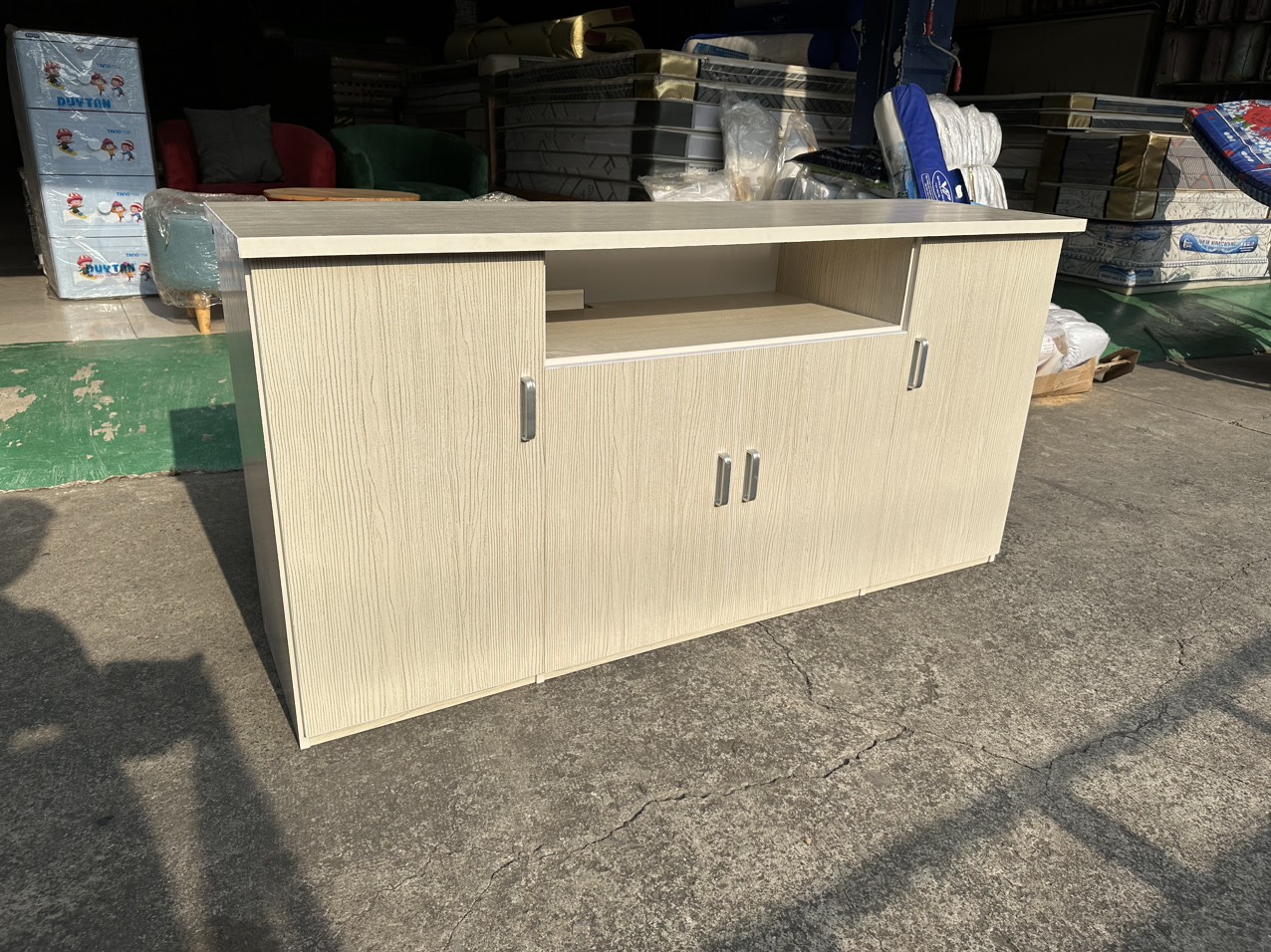 Kệ tivi nhựa Tundo màu gỗ sồi kết hợp làm tủ giày thông minh ngang 1m6 x cao 80 cm x sâu 45 cm.