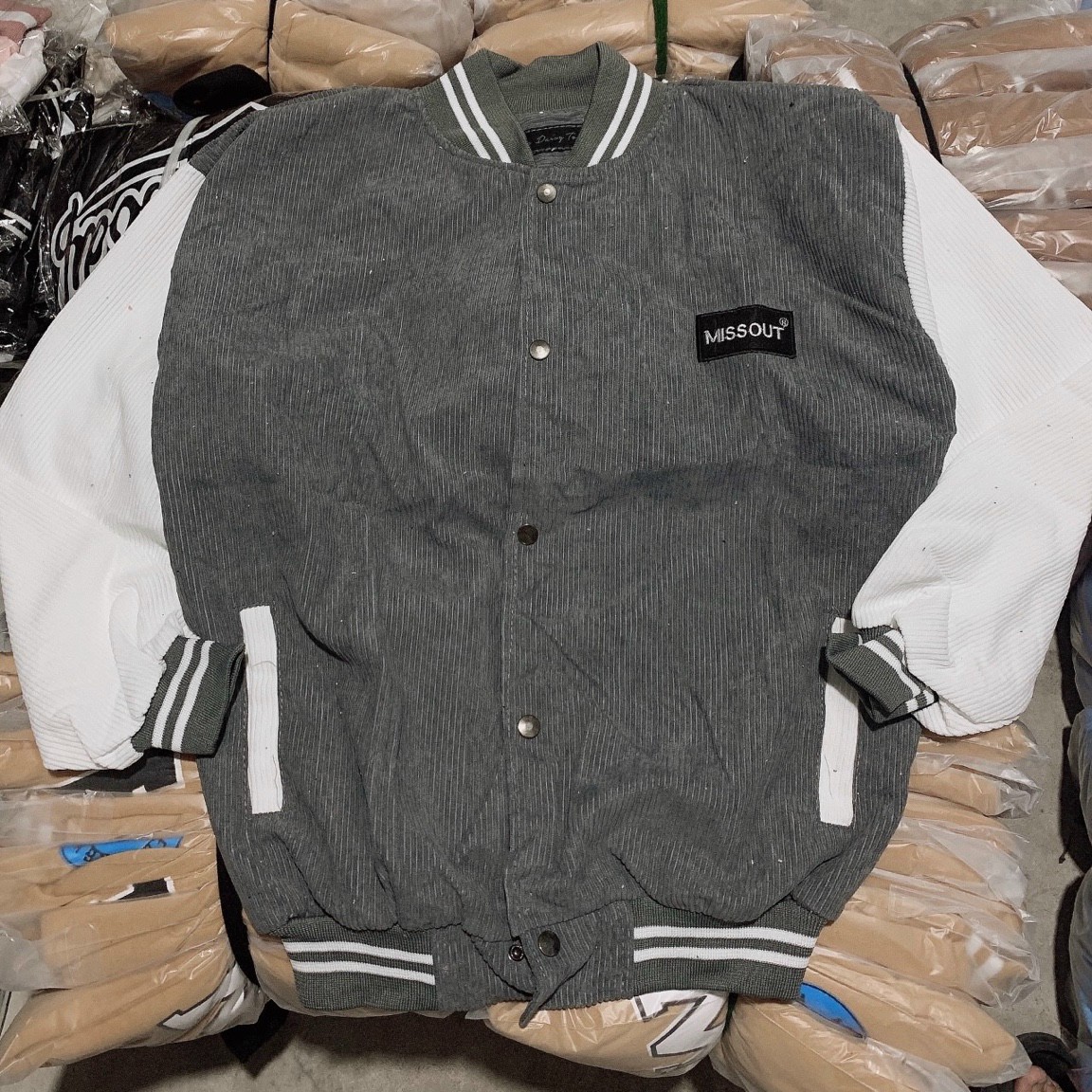 Áo khoác nam nữ - Bomber jacket Streetwear ZSHOP chất liệu nhung gân dày dặn form rộng rãi MISSOUT,  Áo khoác nam nữ - Bomber jacket YAYSHOP chất liệu nhung gân dày dặn form rộng rãi MISSOUT
